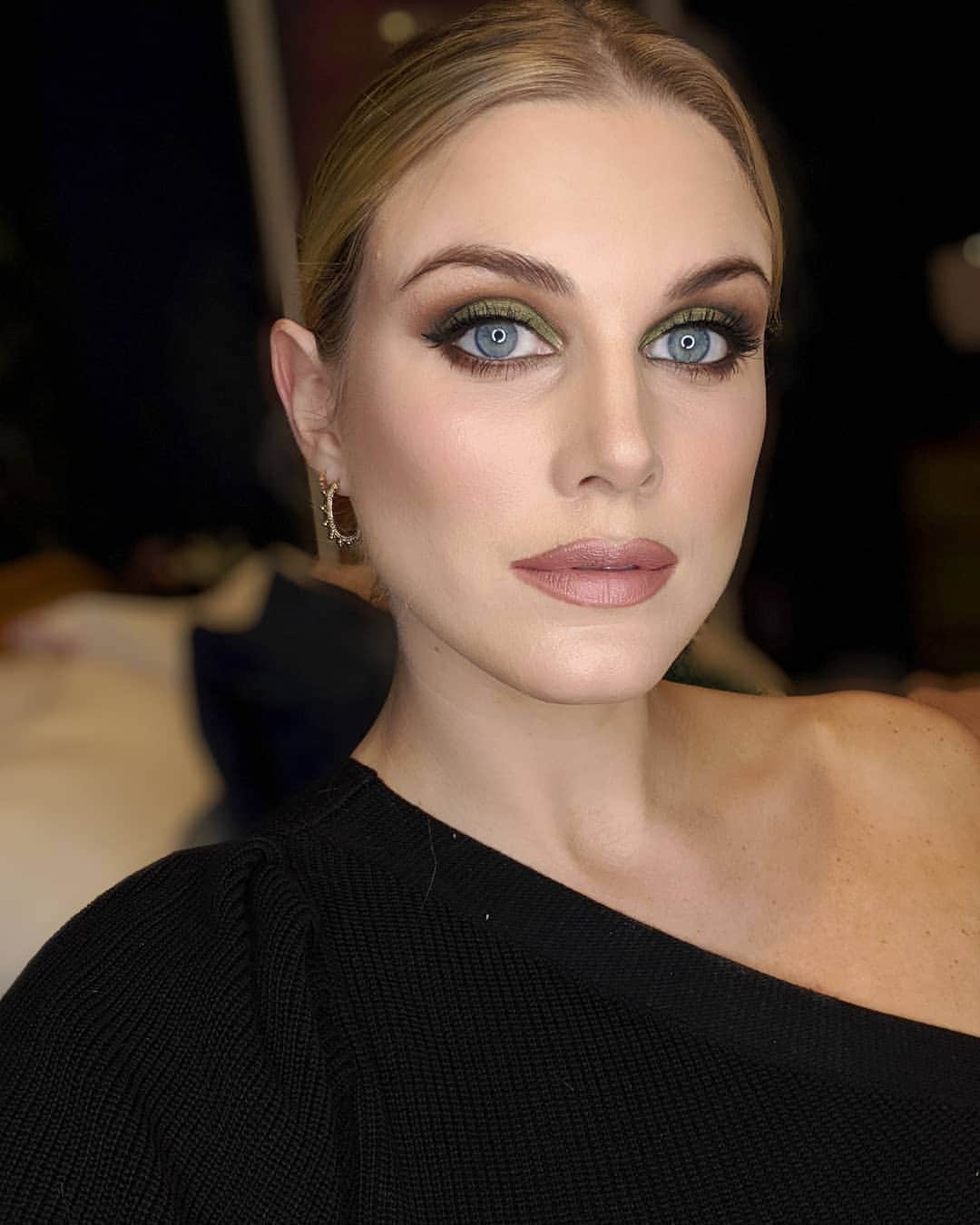 Ashley Jamesさんのインスタグラム写真 - (Ashley JamesInstagram)「First time experimenting with green eyes, whaddya think?🐍 I might have been an hour late to dinner because it took me so long to do this makeup look, but I definitely made up for that in shots all night. I might be absolutely hanging today, but my eye makeup stayed on perfectly (see the final image). Who else feels and looks like this today? 😂💁🏼‍♀️ #wokeuplikethis  Product breakdown:  Green eyeshadow: Humid by @maccosmeticsuk (I used a yellowy eyeshadow underneath to make the colour pop more) Brown eyeshadow: from the Soft Glam @anastasiabeverlyhills pallette (it's my current favourite one) Eyeliner: @katvondbeauty tattoo liner Foundation: @fentybeauty in shade 190 Contour: @fentybeauty in Mocha Blusher: @maccosmeticsuk in Melba Highlight: @ctilburymakeup from the Filmstar bronze & Glow Lipstick: I mixed @maccosmeticsuk Viva Glam II with @ctilburymakeup Penelope pink with her Pillow Talk liner 💄 #greeneyeshadow #makeup」5月25日 21時12分 - ashleylouisejames