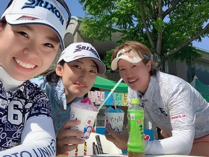 のインスタグラム：「ツインフィールズ、終わりました〜。 久しぶりに最終日が気持ち良く終われた💦 最近、最終日にストレスでした。 でも、今日はノーボギー✨ 再来週も頑張ります♫  ヨッシーかき氷ご馳走🍧 服部と愛璃ちゃんとは久しぶりに写真♫ これは静ヒルズの表彰式終了後に♪ 最後はゴルフしてるトコも😅 Photo by 田辺ひかり✨  #牛乳石鹸  #fila #fgスナップ  #マルトミ工業 #smith  #コラントッテ」