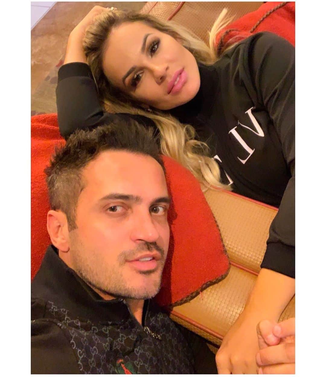 アレッサンドロ・ローザ・ヴィエイラのインスタグラム：「“Só do teu lado tudo é mais, tudo é tão perfeito e cheira paz Eu nunca amei ninguém assim, eu sei que foi feita pra mim Só do teu lado a emoção faz acelerar meu coração Enfim achei o meu lugar, agora eu sei o que é amar Ainda bem, ainda bem Ainda bem, ainda bem” @lilifariav ❤️❤️」