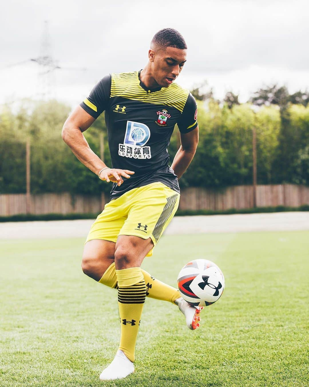 サウサンプトンFCさんのインスタグラム写真 - (サウサンプトンFCInstagram)「Yan dans le yellow 💛🖤 Describe his breakthrough season with one word and one emoji 🔥👇 #saintsfc @yan.valery #newkit」5月25日 21時22分 - southamptonfc