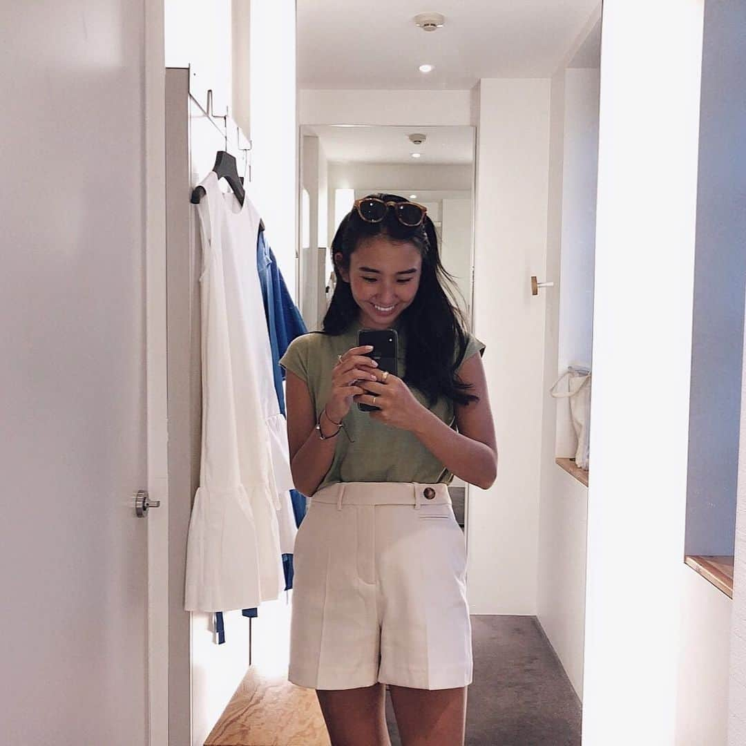 鈴木詩織さんのインスタグラム写真 - (鈴木詩織Instagram)「ひとりの時間を満喫💜 夏気分なので街ビーサンにしました😎 . . . . . #sunglasses / @shwoodshop  #knit / @titivatejp  #pants / @zara  少し赤かったお肌が小麦肌になってきました💁🏾‍♀️ . . . . . #ootd#outfit#coordinate#titivate#titivatestyle#zara#shwood#ティティベイト#ザラジョ#カジュアルコーデ#大人カジュアル#プチプラコーデ#シンプルコーデ#ベーシックフレンチスリーブライトニット」5月25日 21時24分 - shiorin0802suzuki