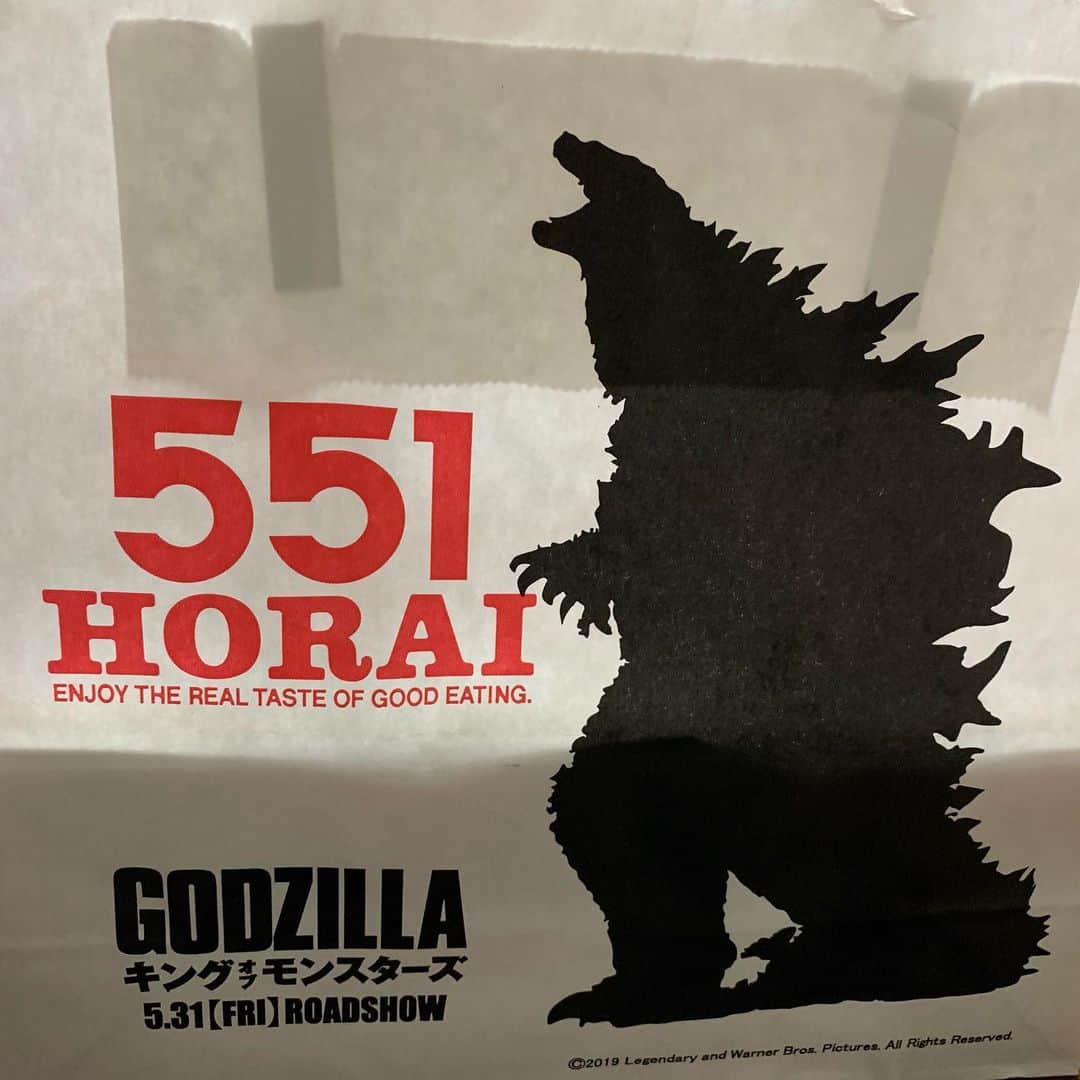 多根清史のインスタグラム：「551蓬莱は怪獣王を迎え撃つ気満々のようですね」