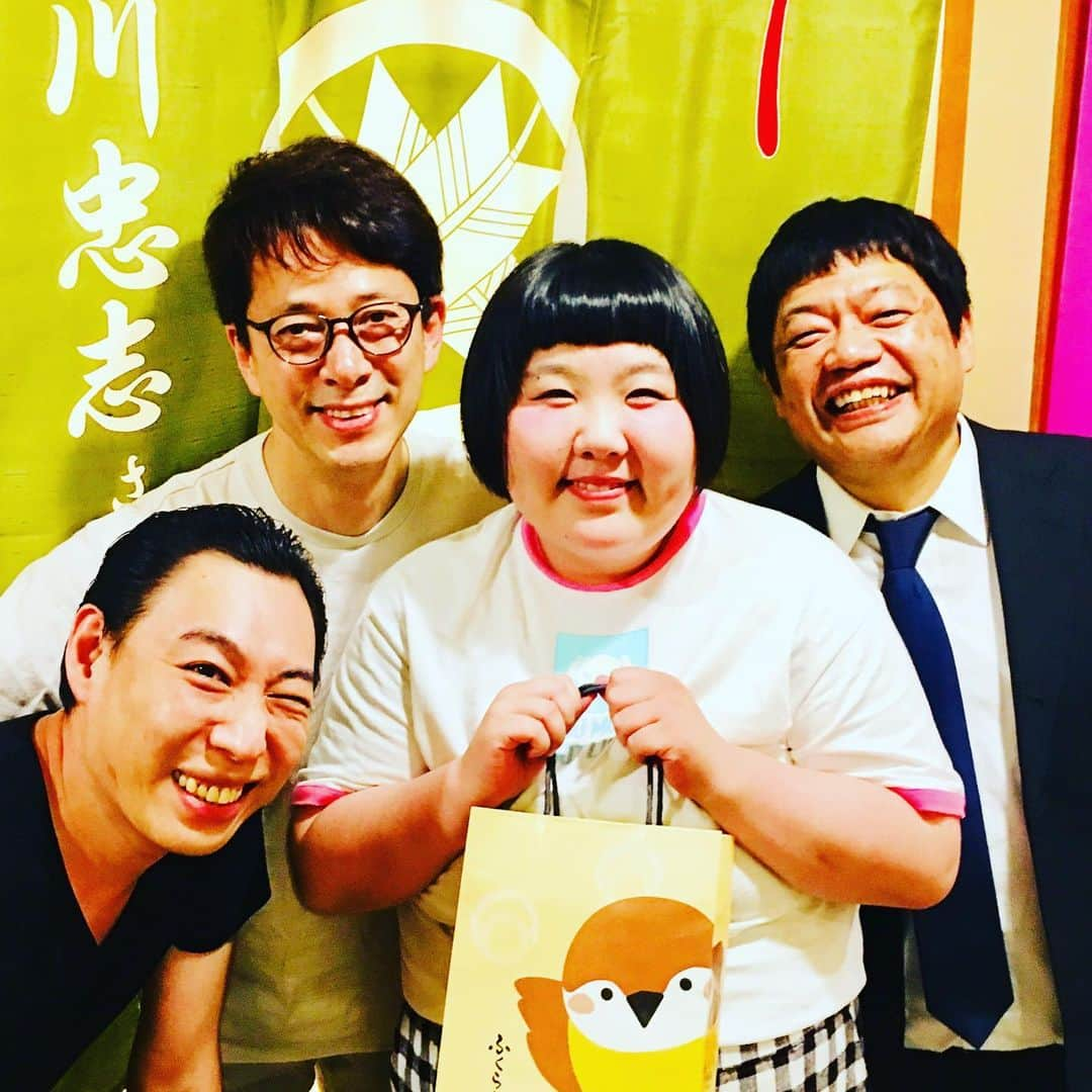 西川忠志さんのインスタグラム写真 - (西川忠志Instagram)「藤原副社長、酒井藍ちゃん。  本日はこちらのお二人がご観劇くださいました。 藍ちゃんは目を真っ赤にして楽屋を訪ねてくれました。  もちろん！本日も２回公演！ 沢山のお客様にご来場頂きました。 皆様ありがとうございました。  #藤原寛 #副社長 #酒井藍 #座長 #ありがとうございます #感謝 #伊賀健二 #西川忠志 #大阪松竹座 #笑う門には福来たる #観劇  #吉本 #よしもと新喜劇 #吉本新喜劇 #楽屋 #嬉しい #ありがたい」5月25日 21時33分 - nishikawa_tada