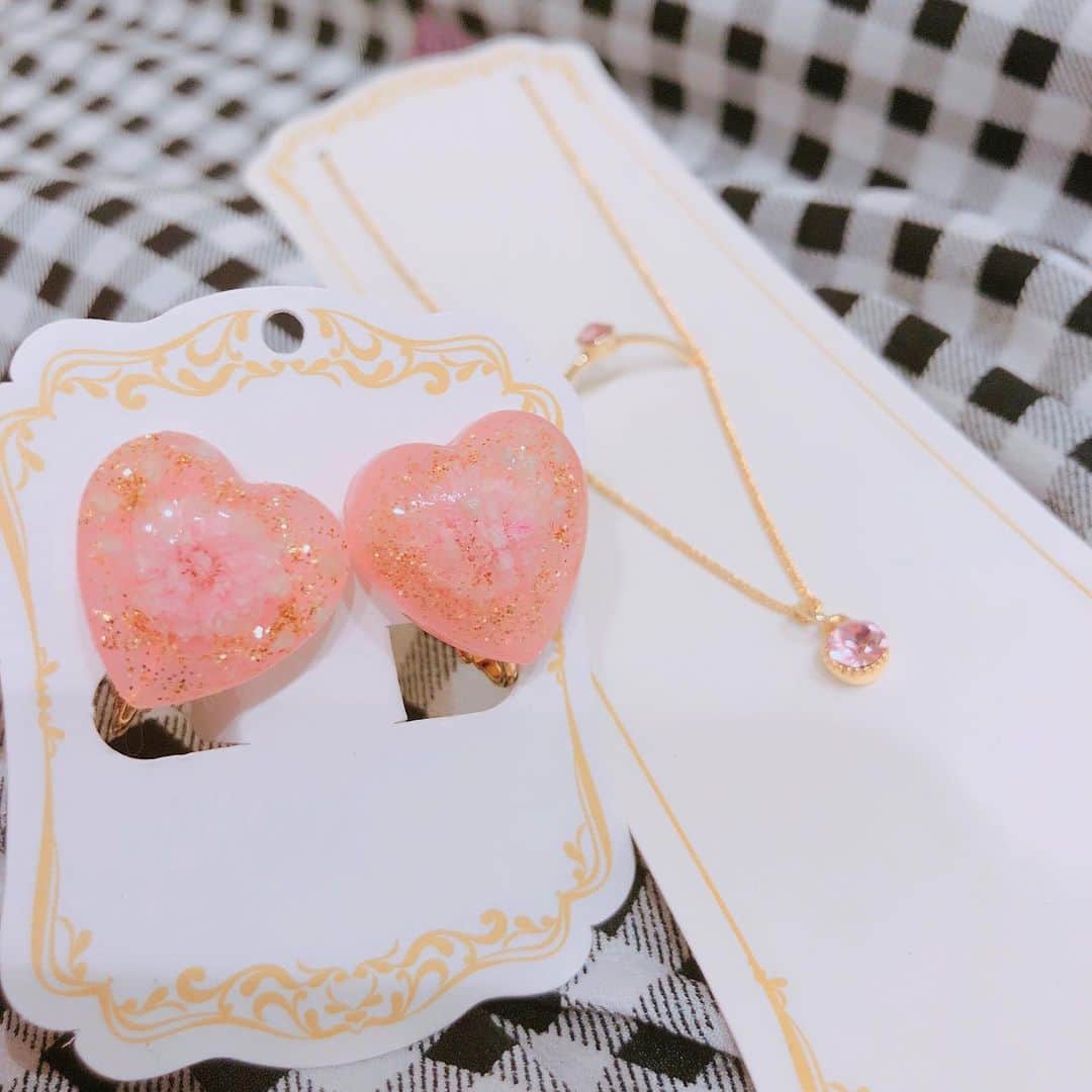 山下七海さんのインスタグラム写真 - (山下七海Instagram)「﻿ みなさま、こんばんわ🦄✨﻿ 橘彩芽役の山下七海です💫﻿ ﻿ ﻿ 今日は8/pLanet!!「Precious Notes」発売記念イベントでした🥰﻿ ありがとうございました💕﻿ ﻿ ３周年記念イベントのことだったり、レコーディングの時の話、﻿ みはるんとのプライベートのことなどをお話ししました👑🍒﻿ ﻿ ﻿ ハニプライベントに参加するのがまだ２回目なので少し緊張していましたが😳﻿ みはるんといると心がリラックスして、いつも通りの私じゃん！と自覚。納得しながらステージに立っていました😊✨﻿ ﻿ 私は肩の力が抜けている時が1番強いですから💎💓﻿ 誰でもそうかもしれません💆🏻‍♀️✨﻿ 今日、最高の笑顔でみなさまにお会いできたことを嬉しく思っています🐢💗﻿ ﻿ 隣にいてくれたみはるんにも感謝しています！﻿ ﻿ ﻿ 改めて、ありがとうございました👑✨✨✨﻿ ﻿ ﻿ #ハニプラ﻿ #Precious Notes﻿ #澤田美晴﻿ #山下七海﻿ #愛に包まれて﻿ #すくすく育った２人でした﻿ ﻿ ﻿ Ps、みはるんのお母様にいただいた、お揃いのアクセサリーも載せます💖﻿ なんとお母様の手作りなんです😘✨﻿ 今日一緒につけてたよ👯‍♂️🐰」5月25日 21時33分 - aishite773