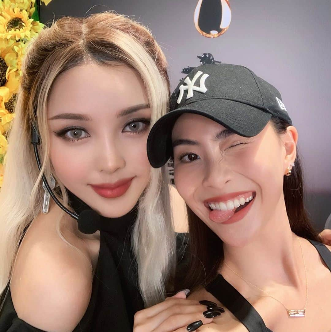 ソニアさんのインスタグラム写真 - (ソニアInstagram)「Twinning lippies earlier today @ponysmakeup 🍑 It’s been a crazy week. Need a major energy boost to survive the next four days in Bali 🤧 There will be plenty of updates here so keep a lookout!」5月25日 21時34分 - soniachew