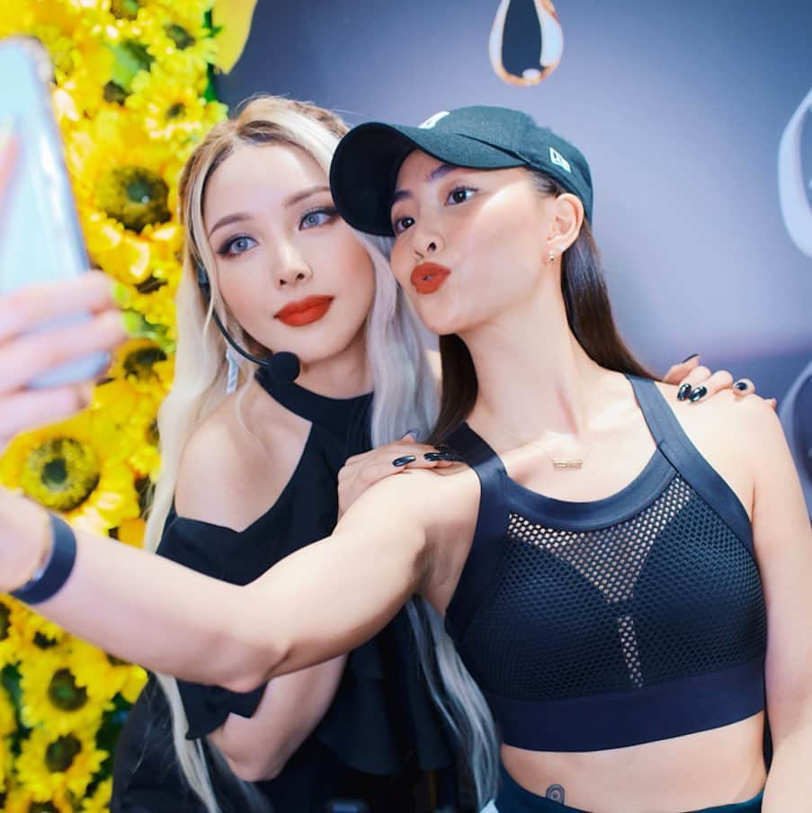 ソニアのインスタグラム：「Twinning lippies earlier today @ponysmakeup 🍑 It’s been a crazy week. Need a major energy boost to survive the next four days in Bali 🤧 There will be plenty of updates here so keep a lookout!」
