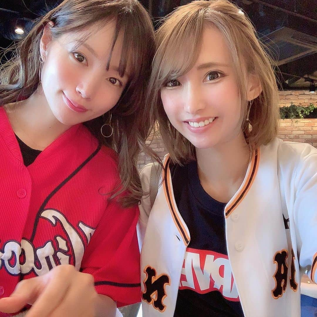 古田ちさこさんのインスタグラム写真 - (古田ちさこInstagram)「🎏🔥🐰 東京ドーム2日目⚾️ 勝って3年ぶりの11連勝✨ 7カード連続勝ち越し❣️ ごいすー🙄ごいごいすー🙄 ヒーローインタビューでジョンソン投手の勝利から連勝が始まったと聞きました。 5/11母とマツダで観たあの試合⁉️ インスタにもupしたけれどヒーローインタビューの母の日メッセージにグッときて、すっかり素敵な思い出で…だいぶ前のように思います😭 ジョンソン投手、有難う✨ そして来日通算50勝目おめでとう🎊 通算100登板目というメモリアルでもあったんですね🤗 あのノーノーしかけた開幕カードの来日初登板、「またシュールストロムさんが凄い外人選手とってきてくれた！」と胸が踊りました。 そこから勝ち続けローテに左腕が定着したこと、翌年には沢村賞も獲得し25年ぶりの優勝に大貢献、そして『広島の街を愛しているから』と複数年契約を結んでくれたこと。 有難う、有難う。😭 ・ 小林選手ユニ着たゆりちゃん @yu_ri__stagram 新鮮ね🙄🧡 いただいたんだって♬ 何戦でも誘うと喜んで付き合ってくれるし、各チームのスタイルを取り入れて野球を楽しんでる姿、良いなと思う⭐︎✨ 私も実は一度だけロッテユニを着たことがあります。 ハロウィンパーティーで我が地元の星、ふなっしーの始球式のマネをしたくて弟から借りました😂 どうでもよー！笑 ・ #野球観戦#東京ドーム#carp#yomiurigiants#広島東洋カープ#広島カープ#カープ女子#野球女子#shakeshack#初めて食べた#美味しいけど700円か#ふつうならセット買えるよ#雰囲気は最高#野球場とハンバーガー#ballpark#baseballfan#髪色変えました#どうでもよー👩‍💼」5月25日 21時34分 - chisakofuruta