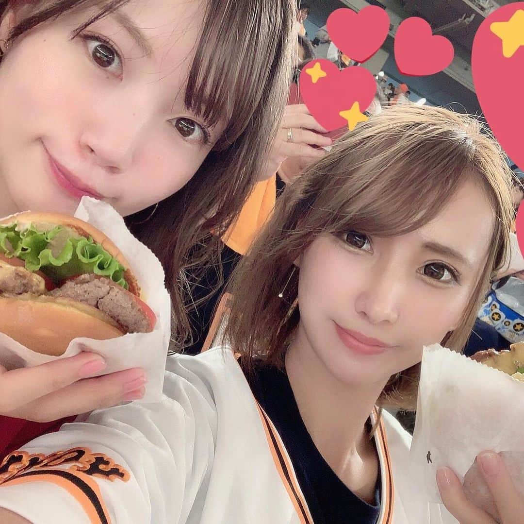 古田ちさこさんのインスタグラム写真 - (古田ちさこInstagram)「🎏🔥🐰 東京ドーム2日目⚾️ 勝って3年ぶりの11連勝✨ 7カード連続勝ち越し❣️ ごいすー🙄ごいごいすー🙄 ヒーローインタビューでジョンソン投手の勝利から連勝が始まったと聞きました。 5/11母とマツダで観たあの試合⁉️ インスタにもupしたけれどヒーローインタビューの母の日メッセージにグッときて、すっかり素敵な思い出で…だいぶ前のように思います😭 ジョンソン投手、有難う✨ そして来日通算50勝目おめでとう🎊 通算100登板目というメモリアルでもあったんですね🤗 あのノーノーしかけた開幕カードの来日初登板、「またシュールストロムさんが凄い外人選手とってきてくれた！」と胸が踊りました。 そこから勝ち続けローテに左腕が定着したこと、翌年には沢村賞も獲得し25年ぶりの優勝に大貢献、そして『広島の街を愛しているから』と複数年契約を結んでくれたこと。 有難う、有難う。😭 ・ 小林選手ユニ着たゆりちゃん @yu_ri__stagram 新鮮ね🙄🧡 いただいたんだって♬ 何戦でも誘うと喜んで付き合ってくれるし、各チームのスタイルを取り入れて野球を楽しんでる姿、良いなと思う⭐︎✨ 私も実は一度だけロッテユニを着たことがあります。 ハロウィンパーティーで我が地元の星、ふなっしーの始球式のマネをしたくて弟から借りました😂 どうでもよー！笑 ・ #野球観戦#東京ドーム#carp#yomiurigiants#広島東洋カープ#広島カープ#カープ女子#野球女子#shakeshack#初めて食べた#美味しいけど700円か#ふつうならセット買えるよ#雰囲気は最高#野球場とハンバーガー#ballpark#baseballfan#髪色変えました#どうでもよー👩‍💼」5月25日 21時34分 - chisakofuruta