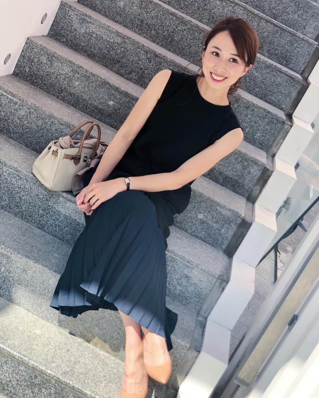 吉川まあこさんのインスタグラム写真 - (吉川まあこInstagram)「✴︎ #まあこーでぃねいと ・ 膝丈カジュアルワンピもuniqloの#プリーツロングスカート を重ねればエレガンスにまとまります♡ ・ この日は園役員さんの集まりがあったので少しきちんとまとめました。 ・ dress#aula skirt#uniqloginza bag#hinahina shoes#colehaan ・ ・ #ママコーデ #ママファッション #大人カジュアル #きれいめカジュアル #夏コーデ #ユニクロスカート族 #ユニクロのロングスカート #uniqloginza2019ss」5月25日 21時45分 - maako_hinahina