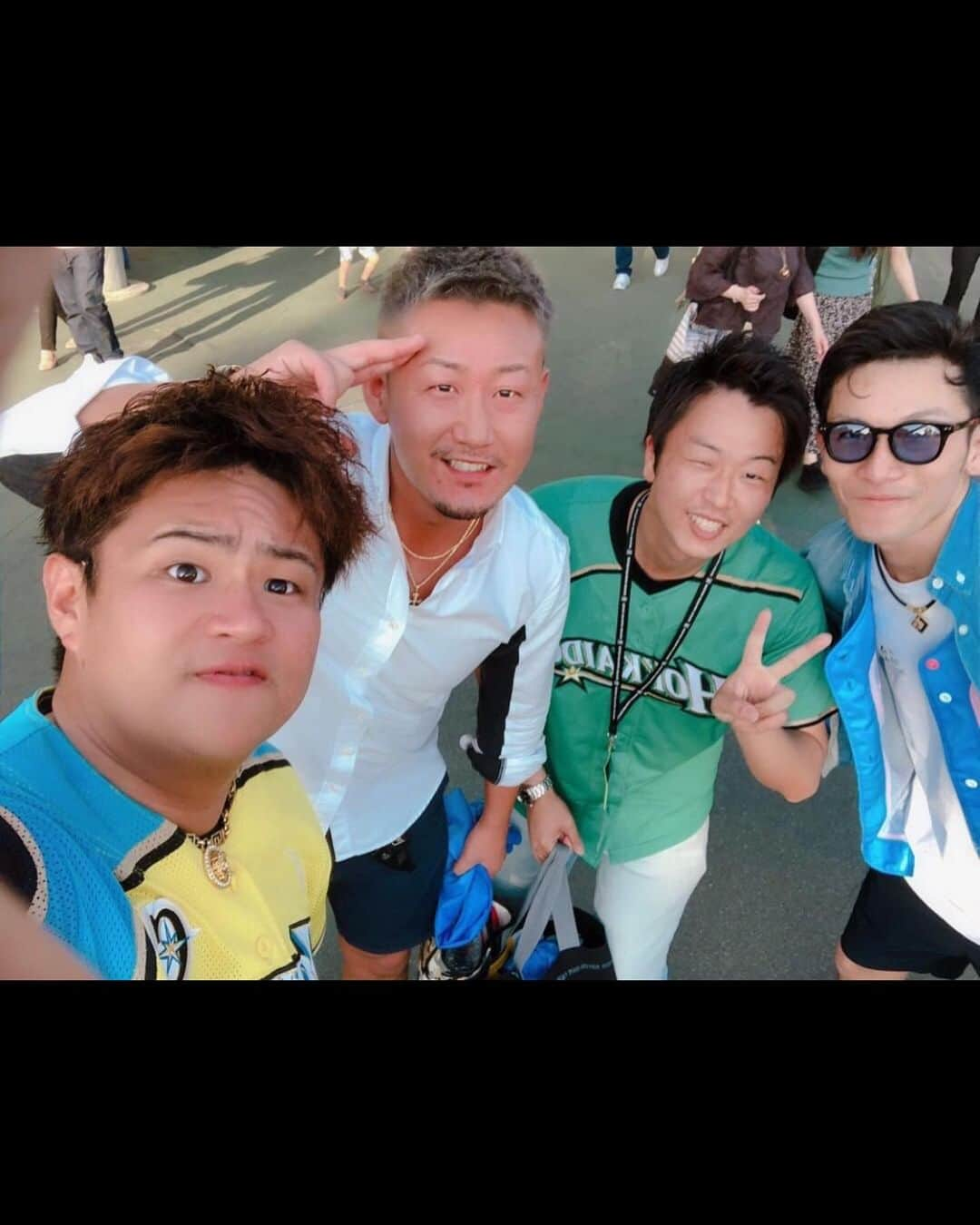 中田de翔さんのインスタグラム写真 - (中田de翔Instagram)「. . 今日は久々に親友のイケメン元氣と野球観戦✌🏽 . 楽しすぎた👏👏👏 . でも翔くん絶不調やね… . がんばれーーー💪🏽 .  #日ハム #西武ライオンズ  #西武ドーム  #試合は負けてしもうた #中田翔 #いつみてもかっけー #俺も翔くんになりたい #最後は声をかけてくれたお兄さんたちと4ショット #激盛れカメラで撮りますって言われた #たしかに激盛れだわ #大人のデパートで買い物したのは内緒だよ #俺らだって男さ #エロスには興味しかないよ」5月25日 21時44分 - tsubasa__y