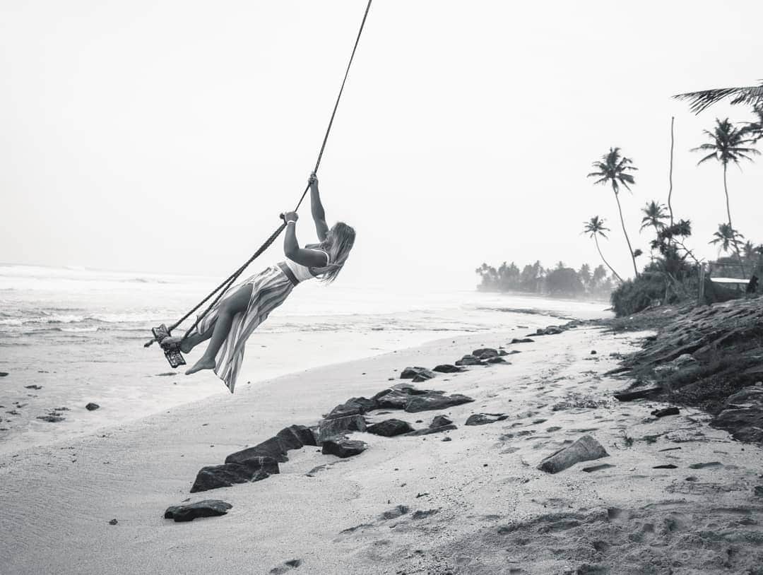 リア・クレインさんのインスタグラム写真 - (リア・クレインInstagram)「Swinging into the weekend like I'm 30 next week 🙋🏼‍♀️ 📷: @thereefgirl  #30 #beachlife」5月25日 21時37分 - leahcraneclimbing