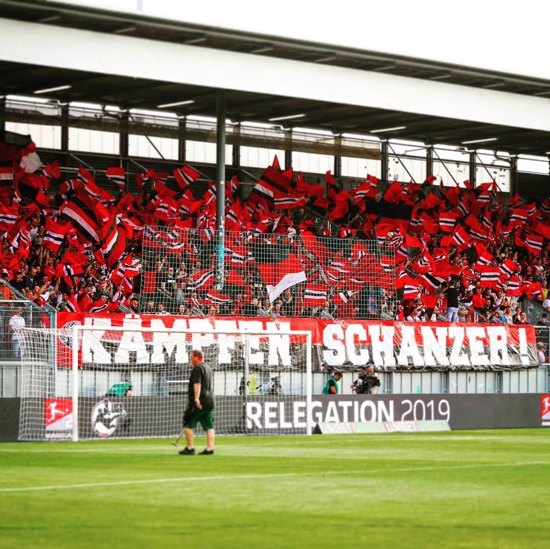 のインスタグラム：「IHR SEID DER WAHNSINN 🙌🖤❤️ Danke für diese großartige Unterstützung, liebe #Schanzer 🙏🙏 Mit der gleichen Leidenschaft & einem vollen Stadion, müssen wir am Dienstag gemeinsam nachlegen 🤜🤛 ____________________________ Leider wurden 2 FCI-Busse auf der Rückfahrt von etwa 30 blau-weiß Maskierten überfallen. Drei Schanzer wurden dabei verletzt, zahlreiche Fanutensilien gestohlen. Den Verletzten gute Besserung! Wir verurteilen diese Tat aufs Schärfste & werden alle rechtlichen Mittel ausschöpfen, um die Täter zu ermitteln. . . #Totgesagtelebenlänger #Zamhoidn #zamrückrunde #gemeinsam #Ingolstadt #Fans #support #groundhopping #auswärts #auswärtssieg #relegation #klassenerhalt #fussball #football #soccer #UnsereSchanz」