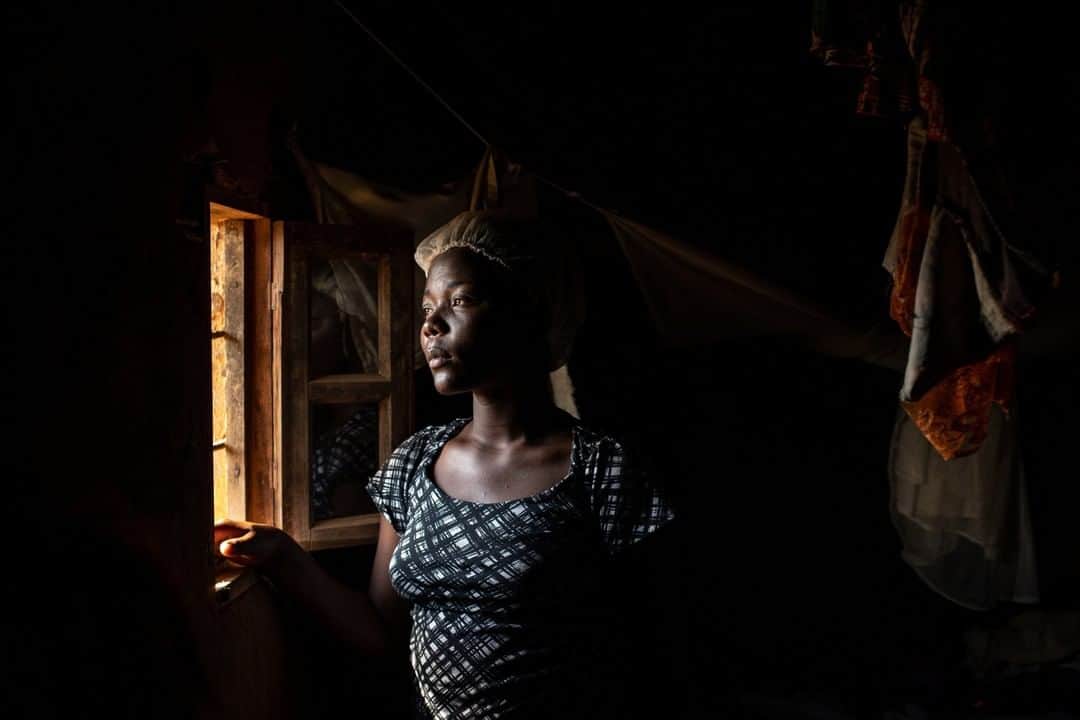 のインスタグラム：「Photo by @nicholesobecki | Portrait of Ebola survivor Aisha Ramzani Djadi, 17, in the bedroom of her home in Beni, Democratic Republic of Congo. When she first became ill, Aisha was pregnant and she lost the baby during her treatment. She is just one of many in this central African nation caught between the promise of new anti-Ebola measures and the barriers to their success: widespread fear, mistrust of foreign-run medical relief efforts, and general unrest fed by armed militias, poverty, and despair. As she works to rebuild her life in the wake of great loss, Aisha has returned to care for others fighting the virus at the Ebola Treatment Center in Beni. "I'd like to have more children in the future,” she told me, a nearby window casting light across her young face within the shadowy room where we stood. #ebola #drc #health #survivor」
