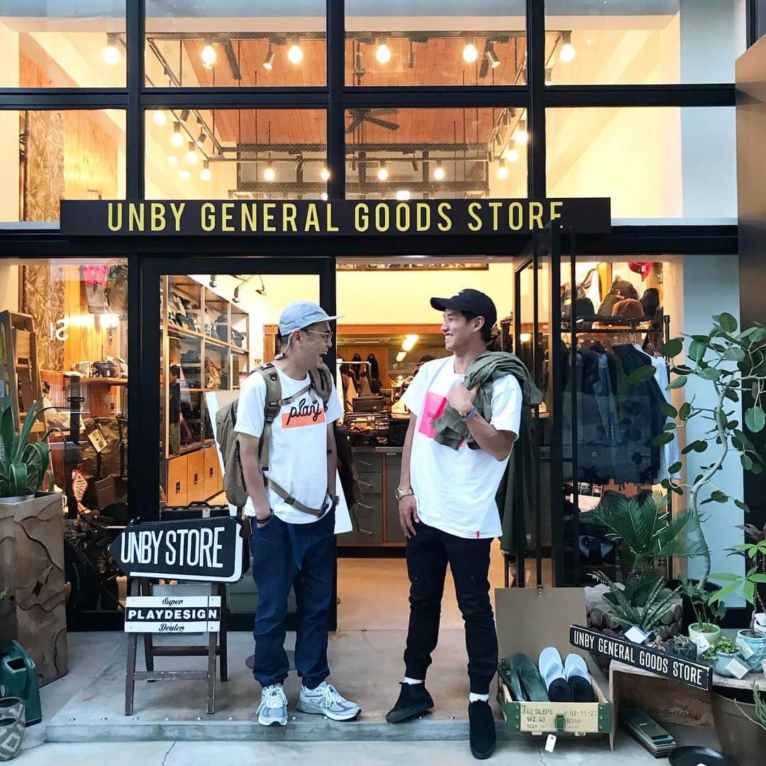 UNBY GENERAL GOODS STOREのインスタグラム：「UNBYにはUNBY CREWと言うクルーがいます。UNBYが思う、生き方が素敵だな、物事のプロフェッショナルと思う方々にUNBYのアイテムを使っていただいています。 大阪の展示会では、日常をその声と話術で楽しく彩るFM802のDJ @djhirotonakajima ヒロトさんと、世界中の波にチャレンジするプロサーファーでありフォトグラファーでも活躍する @kaikiyamanaka  海輝くんがあそびに来てくださいました。 UNBY CREWには、他にも最高なメンバーで、アベンジャーズにも対抗できそうな(⁉️)さまざまなジャンルのプロフェッショナルがいらっしゃいます。 この日は最年少と最年長がご対面した記念すべき日でした。 自分らしく人生を過ごすCREWを、いつも眩しくみています。 UNBY CREWのタイムラインに流れるUNBYのアイテム、探してみてください。」