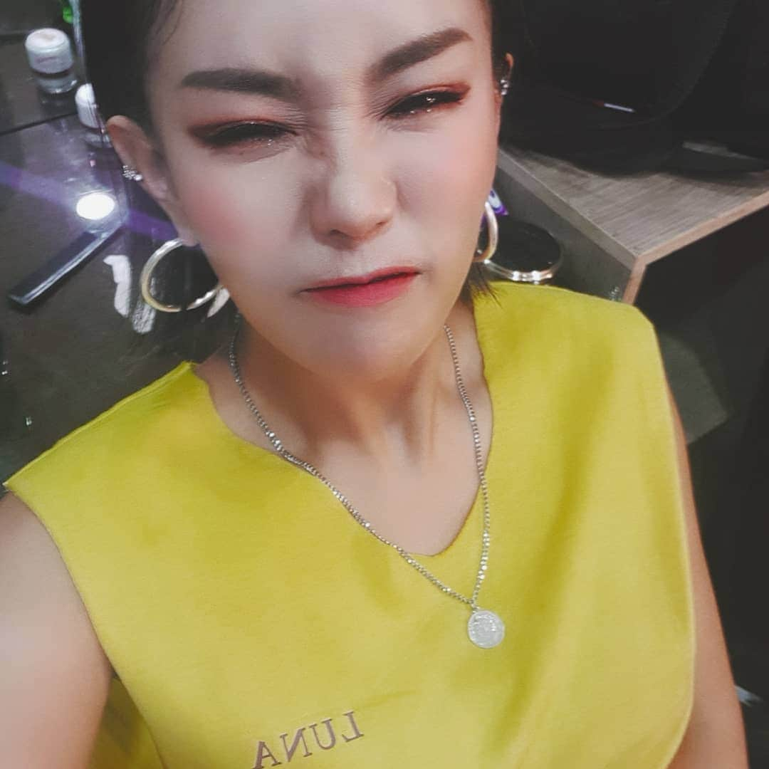 エナ さんのインスタグラム写真 - (エナ Instagram)「루나의 달의향기🌙 우리 낼도 짜요💜 #luna  #concert #dancer #aura #내일도 #힘내요」5月25日 21時41分 - eunkyung.shin