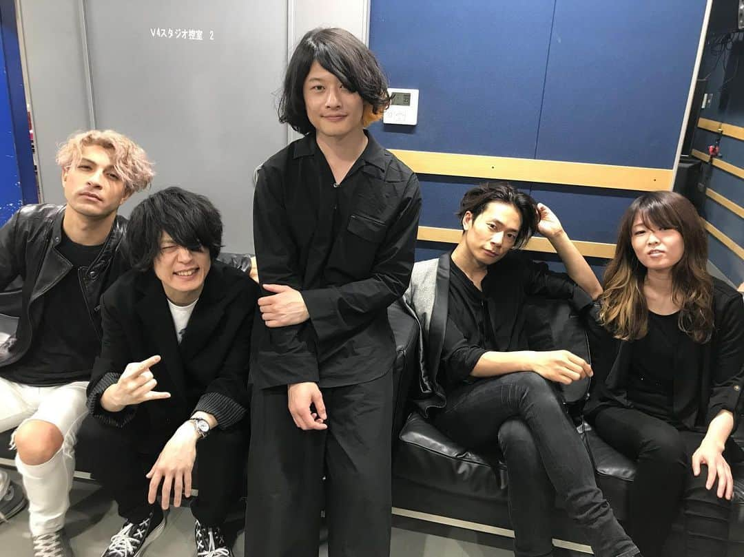 フジテレビ「Love music」さんのインスタグラム写真 - (フジテレビ「Love music」Instagram)「［ALEXANDROS］さんから﻿ オフショット頂きました🍭🐼﻿ ﻿ 明日よる24:30〜放送﻿ ※地域によって放送日時が異なります。﻿ 各放送局のHPにてご確認下さい﻿ 🎸﻿ ﻿ #alexandros﻿﻿ #ハリウッド版ゴジラ #日本版主題歌 #Pray #披露﻿ #配信中﻿ #イベント出演お疲れ様でした﻿ #Lovemusic﻿ #ラブミュージック﻿ #フジテレビ」5月25日 21時41分 - lovemusic_fujitv