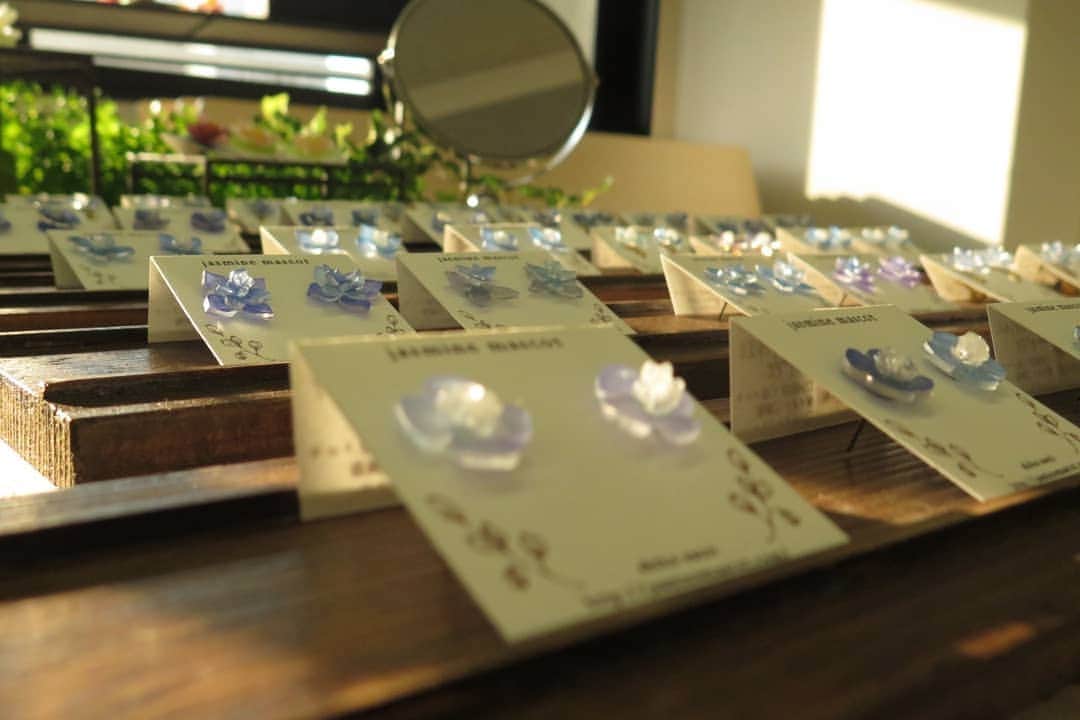 しば　さおりさんのインスタグラム写真 - (しば　さおりInstagram)「#モノマチイレブン #モノマチ11 in east side tokyo @eastsidetokyo 2日目終了致しました。 . 本日は委託販売での参加でした。 . 皆さんのレポートから楽しい様子が伝わって、嬉しい気持ちになりました😌 . 最終日26日は在店致します。 12時過ぎには確実に会場にいると思います。 . ご来場お待ちしております✨ . 5/24-26 モノマチイレブン The Garden in"east side tokyo" 東京蔵前 . 主催 ナナアクヤさん @nanaakua_jp . #モノマチ #イベント #ハンドメイドイベント #東京 #蔵前 #eastsidetokyo . #立体プラバン #プラバン  #プラ板 #アクセサリー #ハンドメイド #アート #癒し #かわいい #シンプル #手作り #花 #ザ花部 #花のある暮らし #ナチュラル #和菓子 #熱縮片 #shrinkplastic #handmade #flower #instagram」5月25日 21時52分 - koshiba0822