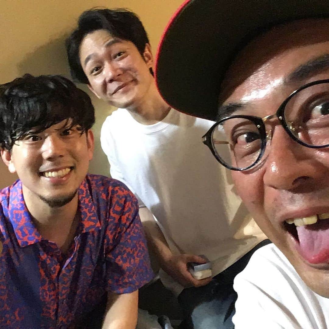 中島ヒロトさんのインスタグラム写真 - (中島ヒロトInstagram)「ODD SAFARI Vol.2  今年も酔っ払いMC（苦笑）、失礼しました。 オカユがボーカルの曲、ちょっと涙出そうになるのは（笑）付き合い長いだけ（笑）。 カマチュウ&リーダー。ホント、ソールドアウトすごい。 まっつん、おつかれ。 ダワくん、Tシャツありがとうございございますm(_ _)m ハジム！ハジム。 ホールナインは、間違いないライブペイント。写真撮れてよかった。 あー、楽しかった。 DENIMSは最高です。  #denims  #oddsafari  #flakerecords  #ぴあ  #wholenine  #docustopbreedingsystem  #味園ユニバース  #workdaysbecameplaydays」5月25日 21時53分 - djhirotonakajima