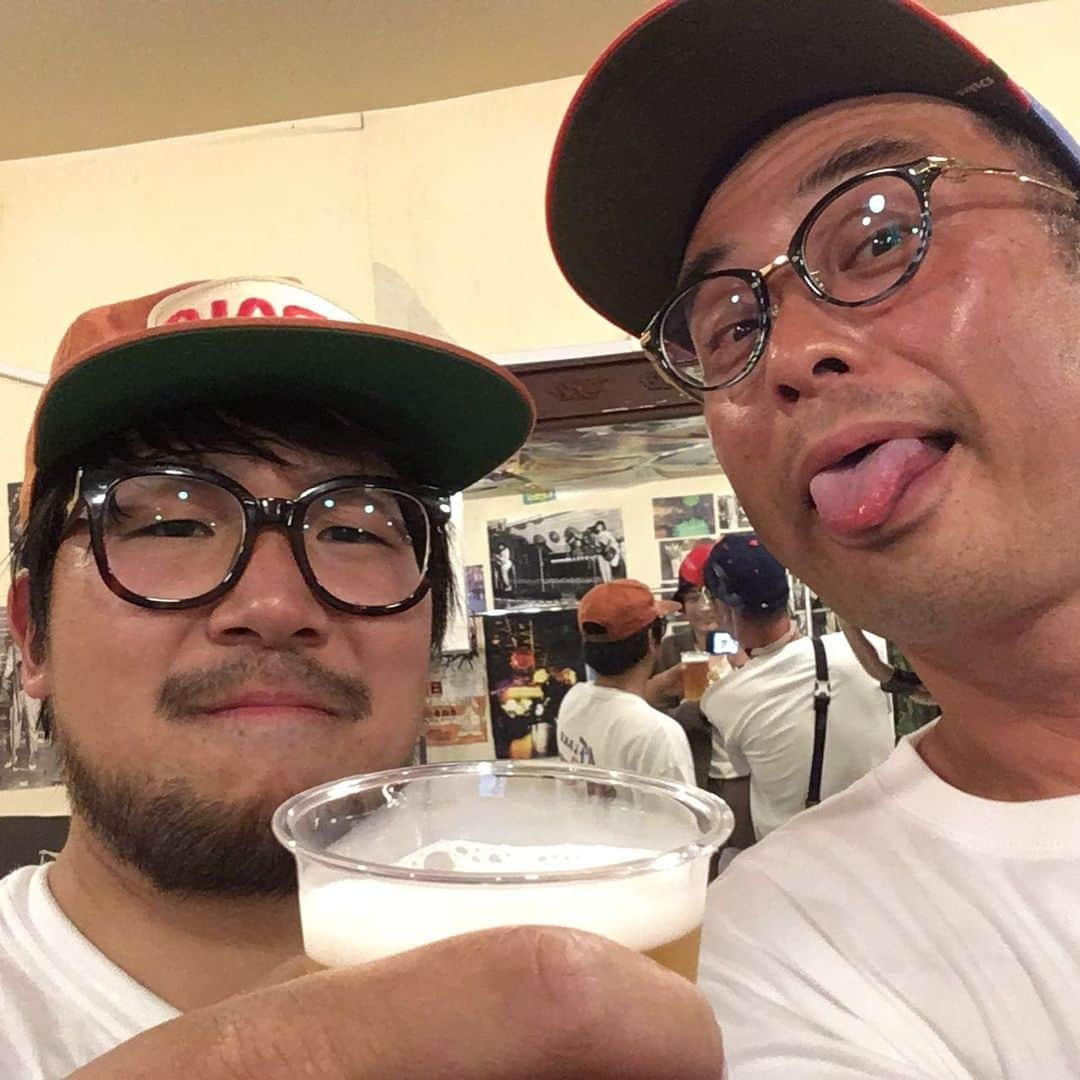 中島ヒロトさんのインスタグラム写真 - (中島ヒロトInstagram)「ODD SAFARI Vol.2  今年も酔っ払いMC（苦笑）、失礼しました。 オカユがボーカルの曲、ちょっと涙出そうになるのは（笑）付き合い長いだけ（笑）。 カマチュウ&リーダー。ホント、ソールドアウトすごい。 まっつん、おつかれ。 ダワくん、Tシャツありがとうございございますm(_ _)m ハジム！ハジム。 ホールナインは、間違いないライブペイント。写真撮れてよかった。 あー、楽しかった。 DENIMSは最高です。  #denims  #oddsafari  #flakerecords  #ぴあ  #wholenine  #docustopbreedingsystem  #味園ユニバース  #workdaysbecameplaydays」5月25日 21時53分 - djhirotonakajima