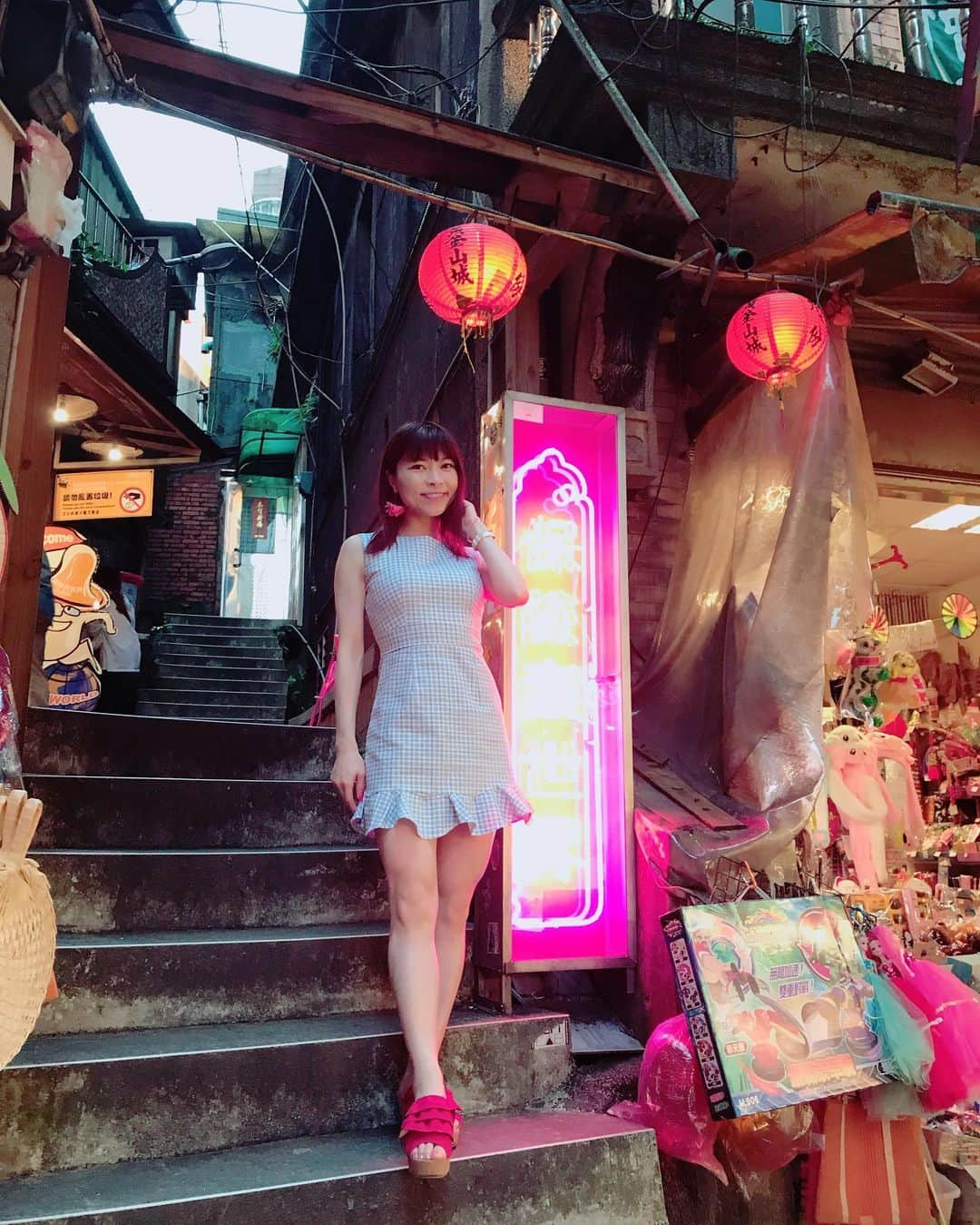 DJ MIYAさんのインスタグラム写真 - (DJ MIYAInstagram)「こんばんは🌈❤️台北のロケの旅のoff shot続きでーす💗  ほんとに、これだけ東京が30度超えの気温だと 台北のかき氷が恋しい🍧🍧🍧 . . 九份の写真でまだ未公開の写真でーす❤️ . .  台湾・台北でのテレビ撮影（日本で放送予定） でのoff shotになりまーす💓(^O^) . . .  また行きたーい！！♪(๑ᴖ◡ᴖ๑)♪ . 九份では、見事に晴れてくれたのが奇跡だったぁ💓 . .  1日目の午後、台北の市内の東区などでお洋服を見たり💓九份に行って 【千と千尋の神隠し】でおなじみのこの場所が見られて感動したり . 夜市行って胡椒餅や絶品のかき氷を食べたりー💓 . .  やっぱり台北楽し〜いよぉぉ❤️❤️❤️ . 九份の、 幻想的な風景もぜひ行ってみて欲しいでーす🌸 . .  また旅行記の写真アップするね💓(o^^o) . . 【台北ロケ旅行・2019年4月7日&4月8日】 . .  #台湾女子旅　#台北　#台湾ホテル　#台湾旅　#旅インスタグラマー　#旅スタグラマー　#台北旅行  #台湾旅行 #旅ブロガー　#タビジョ　#今日のコーデ　#今日のコーディネート　#旅大好き #一人旅　#台湾一人旅　#台湾好き　#海外旅行　#台北旅行  #ファッションブロガー　#インスタグラマー　#インフルエンサー #旅好き女子 #旅インスタグラマー #フィットネス女子 #トラベラー #千と千尋の神隠し #千と千尋の神隠しの舞台  #旅行コーデ #インスタ映えスポット #千と千尋 #台湾大好き #マイトリップMIYA」5月25日 21時46分 - dj_miya