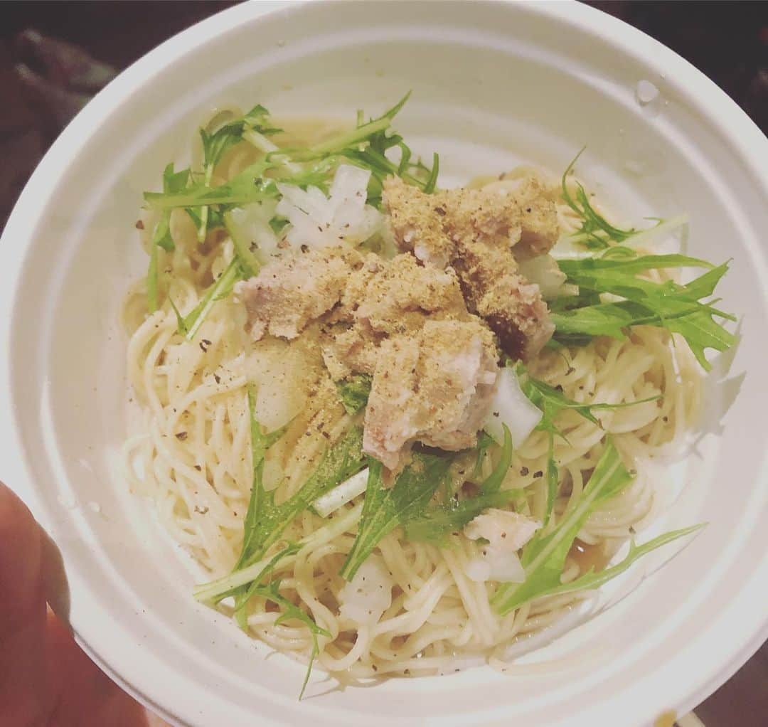 SONOMIさんのインスタグラム写真 - (SONOMIInstagram)「昨夜のドカッポレ 〜ヌードルブルースSP〜 ラーメンを介しこんなにステキな夜になるとは😭 思わずところどころうるっとする場面も… E.G.G.MANさんのライブは、 わかってはいたけど ラップがフローしまくってて エモーショナルで 世界観に釘付けになってしまった。 途中のMCもぐっときたなぁ。 言わずもがなな『蜂と蝶』の前に 「これは俺たちの曲だからね」って。 深いよね。 1バースのために来てくださった沢山のラッパーの皆さん、 至らぬ部分もたくさんあったと思いますが、 本当にありがとうございました。 我が青森からD-MONKEYとBOWYAもわざわざありがとうね✨ マイ麺hI-sO,雄大もありがと‼️ そして美味しい煮干し混ぜそばを作り、 全てのしきりまでこなした温寿、本当にお疲れ様〜♫♫ #ドカッポレ」5月25日 21時46分 - song_chang