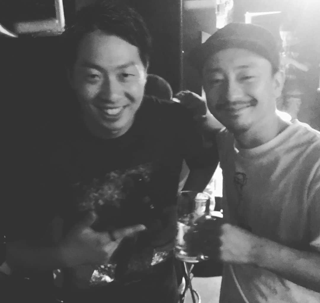 SONOMIさんのインスタグラム写真 - (SONOMIInstagram)「昨夜のドカッポレ 〜ヌードルブルースSP〜 ラーメンを介しこんなにステキな夜になるとは😭 思わずところどころうるっとする場面も… E.G.G.MANさんのライブは、 わかってはいたけど ラップがフローしまくってて エモーショナルで 世界観に釘付けになってしまった。 途中のMCもぐっときたなぁ。 言わずもがなな『蜂と蝶』の前に 「これは俺たちの曲だからね」って。 深いよね。 1バースのために来てくださった沢山のラッパーの皆さん、 至らぬ部分もたくさんあったと思いますが、 本当にありがとうございました。 我が青森からD-MONKEYとBOWYAもわざわざありがとうね✨ マイ麺hI-sO,雄大もありがと‼️ そして美味しい煮干し混ぜそばを作り、 全てのしきりまでこなした温寿、本当にお疲れ様〜♫♫ #ドカッポレ」5月25日 21時46分 - song_chang