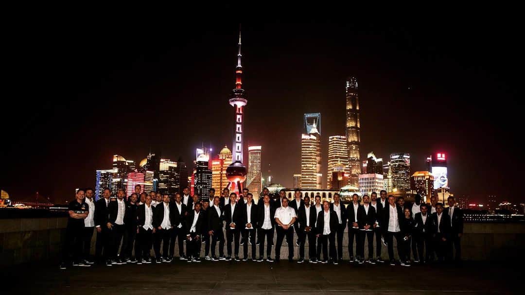 ヨナス・ホフマンのインスタグラム：「Goodbye Shanghai - Goodbye China 🇨🇳 再见 Shanghai - 再见 China 🇨🇳 #china #shanghai #chinatour #skyline #bmg @borussia」