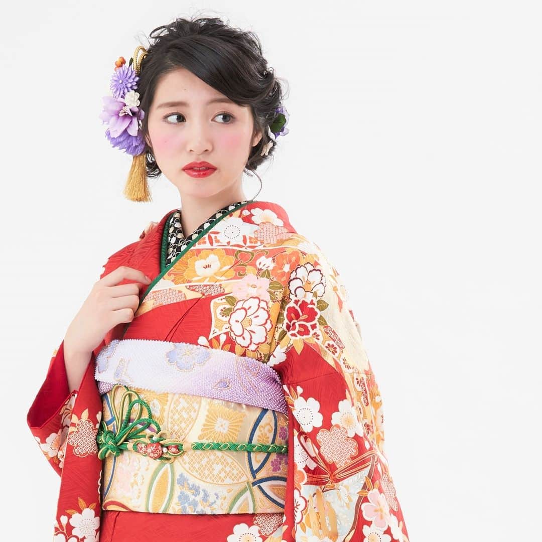 京都きもの友禅【公式】さんのインスタグラム写真 - (京都きもの友禅【公式】Instagram)「伝統的な古典柄を季節の花々できらびやかに演出した豪華な振袖。 帯揚げと髪飾りの薄むらさきを一転投入で艶やかな印象に💜 . @kimono_yuzenで振袖コーディネートをcheck♪ . #京都きもの友禅 #ハタチは一生もの #振袖 #furisode #振袖レンタル #成人式振袖 #はたち #ハタチ #成人式 #成人式前撮り #振袖前撮り #振袖コーディネート #振袖コーデ #振袖ヘアメイク #成人式髪型 #キモノ#kimono #和装 #着物好き﻿ #フリジョ #ふりそでーしょん #振袖ヘアメイク #ふりそでカタログ #赤振袖 #振袖赤 #クラシック #正統派  #伝統美  #青島妃菜 @lespros_aoshima」5月25日 22時01分 - kimono_yuzen
