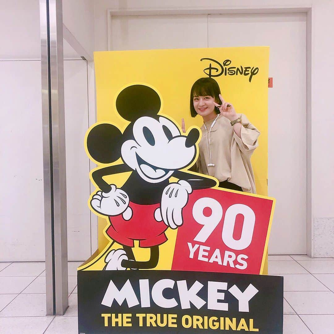 山出愛子さんのインスタグラム写真 - (山出愛子Instagram)「九州新幹線ミッキー号に乗ってきました！  ヤバい！可愛すぎてテンション上がった！ ミッキーといちご🍓の限定グッズとか？何ーーー❤️❤️❤️ テンション上がってるのわかる？笑  #ミッキー #ディズニーランド #ディズニー #ディズニーシー #ミッキー90 #わくわくとりっぷキャンペーン #いちご #苺 #九州新幹線 #ミッキー新幹線 #150cm #150cmコーデ #低身長 #低身長コーデ」5月25日 21時54分 - aiko_yamaide