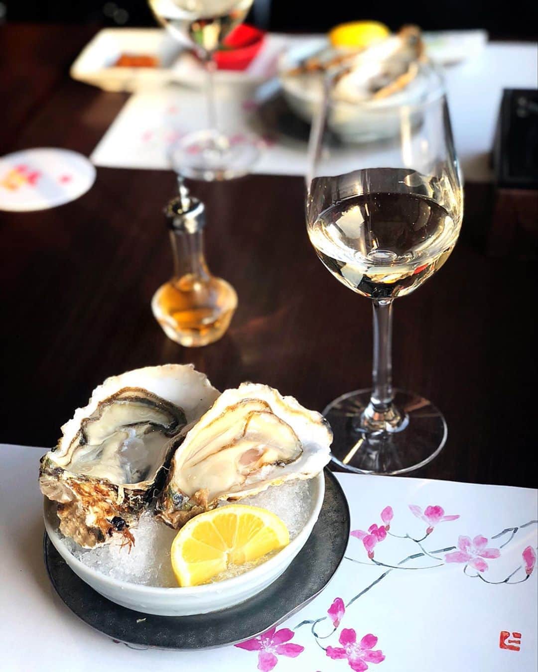 安座間美優さんのインスタグラム写真 - (安座間美優Instagram)「広島に来ています。 いつもは帰省だけなのですが、今回は帰省＋プチ広島旅を。 今日は明るい時間から白ワインと牡蠣をいただきました。 生牡蠣、牡蠣フライ、牡蠣の燻製、焼き牡蠣、牡蠣しゃぶ、牡蠣飯。 牡蠣づくし💜 大好きな牡蠣を思う存分堪能💋 #みゅう旅#広島#hiroshima#広島旅行#牡蠣#牡蠣づくし#かき#生牡蠣#牡蠣フライ#牡蠣の燻製#焼き牡蠣#牡蠣しゃぶ#牡蠣飯」5月25日 21時54分 - mew_azama