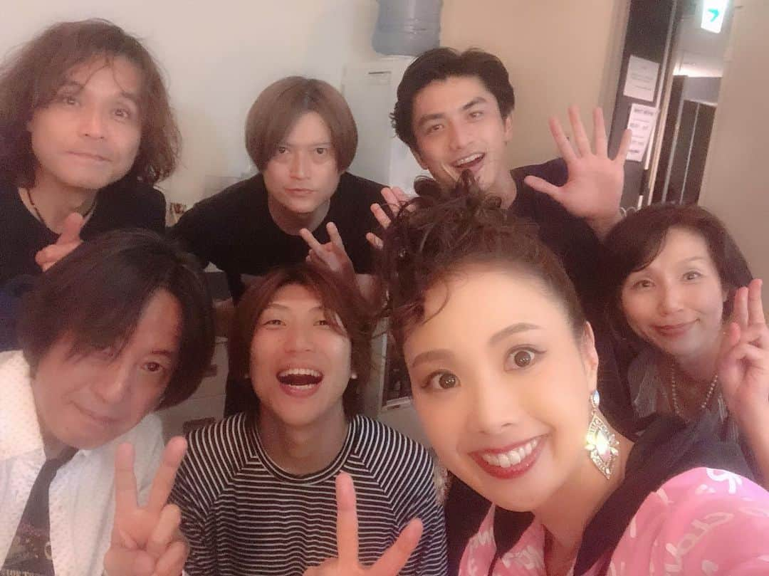 妃海風さんのインスタグラム写真 - (妃海風Instagram)「✨Magic of jazz✨ 今回このメンバーでお送りさせて頂きました❣️ . ドラムのあっきーさん🎵❤️ ベースのだっちーさん🎵❤️ ギターのあゆむさん🎵❤️ サックスのじょうさん🎵❤️ キーボードのちからちゃん🎵❤️ マニュピレーターの増渕さん🎵❤️ . ほんっとに、明るくて楽しくて面白くて温かいメンバーでした❤️❤️❤️ もっと一緒にライブしたかったなあ。。✨✨🌈 またいつか、このメンバーでライブが出来ますようにっ😊🎵 . 他にも色々な方々が、このMagic of jazzをサポートしてくださいましたっ💖💖💖 出会いに心から感謝です😌✨✨✨ . 舞台や音楽を通して、沢山の人達との素敵な出会いがあること、 そして感動を分かち合えること。。 素敵なお仕事をさせて頂いているなと、改めて感謝です😌✨✨ . これから先、色々な出会いがあるんですものねぇ。。わくわく❣️✨ がんばるぞー！ . #Magic of jazz #素敵な出会い #ありがとう #わくわく」5月25日 21時56分 - fuhinami_official