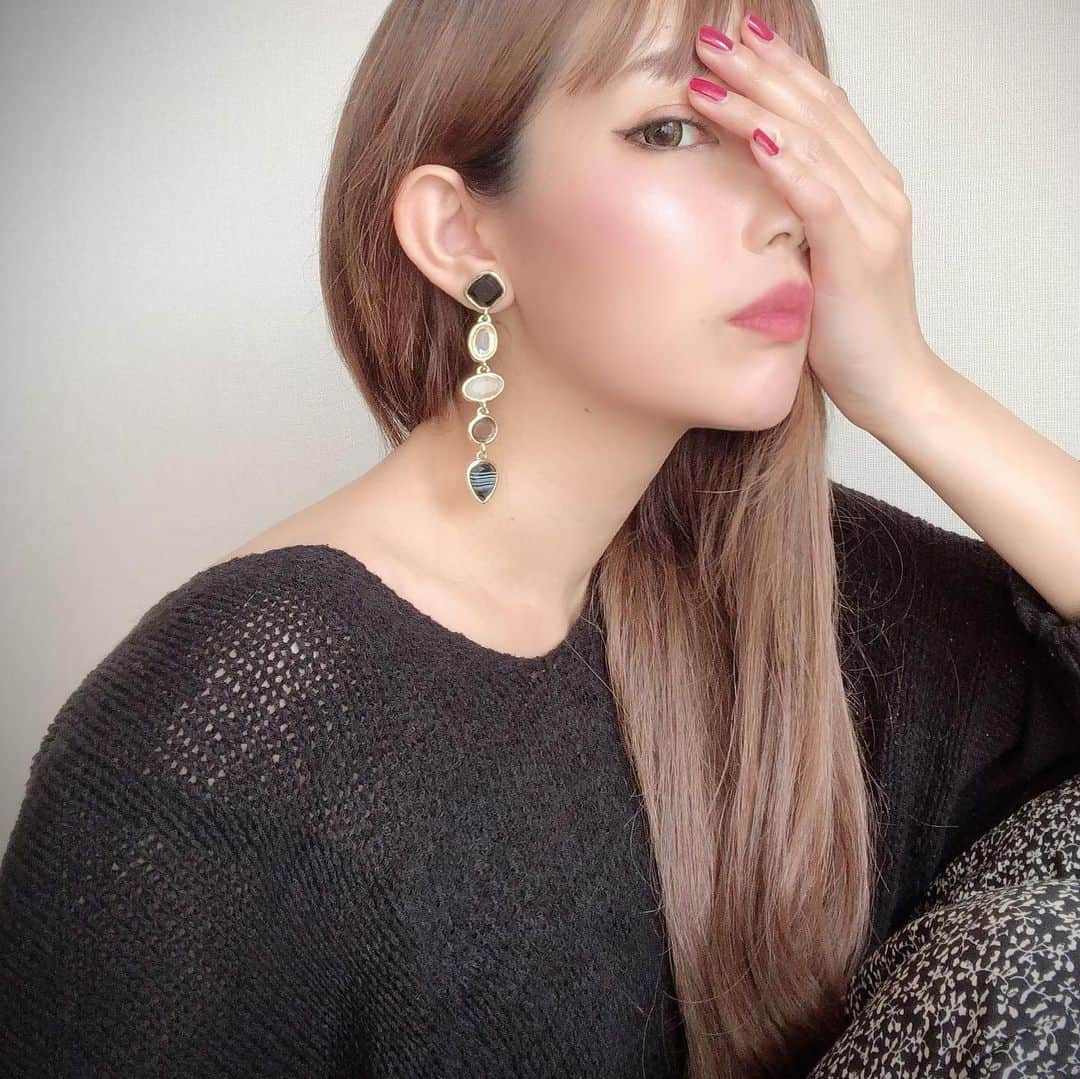 bibi_mama_のインスタグラム：「* * ❤︎ロングピアス❤︎ * * 盛りました。 盛れました。 確信犯です笑笑 * * それはさておき、お友達のハンドメイドピアスが可愛くて、無理矢理イヤリングにしてもらいました❤︎ 存在感のあるロングが可愛すぎ！！ ハンドメイド最近始めたばかりだけど、本当センスが良くてさっそくファンになってます。 →→→ @___reuni  人間的にもゆいちゃんLOVE❤︎❤︎❤︎ * * トップスは @zara のベストセラー人気のサマーニットです。 vネックニットセーター もうそろそろ暑いけどね。 持ってて損のない形の良さ。 ベージュも欲しい。 * * * #大人アクセサリー #ハンドメイドピアス #ハンドメイドイヤリング#可愛いピアス#ロングピアス#ロングイヤリング #夏アクセサリー#ママコーデ#大人カジュアル #ootd_kob#mineby3mootd#きれいめカジュアル #お洒落さんと繋がりたい  #ponte_beauty #30代ママ #ママファッション#locari  #プチプラアクセ#アクセサリー好き #ハンドメイド作品 #ハンドメイドアクセサリー #ハンドメイド好き #tonery #ザラジョ#zarawomen #ザラコーデ #ザラ購入品 #zaraコーデ#ザラコーデ #ザラジョコーデ」