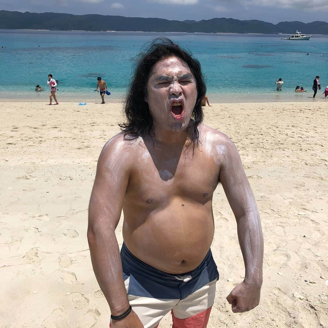 中岡創一さんのインスタグラム写真 - (中岡創一Instagram)「数日前の  沖縄座間味島の思い出  クマムシ長谷川の  渾身の「あったかいんだからぁ」  皆さんもこの夏ビーチで  叫んでみてはどうでしょう？  オススメです。  #しょうもないオススメするな #座間味島の海の邪魔するな #中岡の思い出はどうでもいい #生意気に思い出を作るな #クマムシ長谷川を撮すな #海に正式に謝罪しろ #珊瑚に近寄るな #癒されてる暇あったら体張れ #キャラ強めのおデブ３人集めるな #キューティー上木が一番おデブ #キューティー上木って誰や？ #海に浮くな #でも座間味島いいよな #中岡にじゃなく座間味に #いいね #もらっとけ」5月25日 22時03分 - lottinakaoka