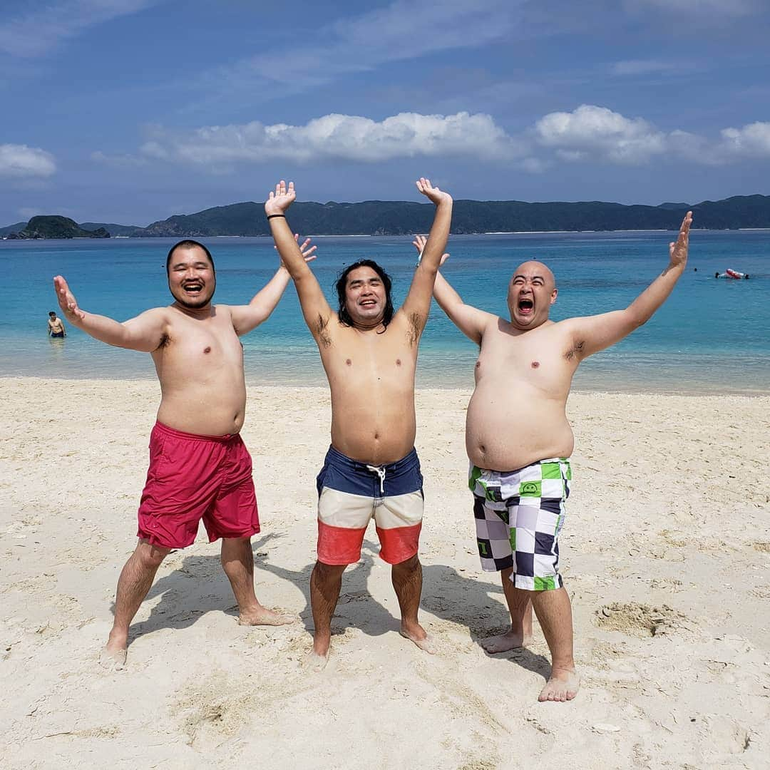 中岡創一さんのインスタグラム写真 - (中岡創一Instagram)「数日前の  沖縄座間味島の思い出  クマムシ長谷川の  渾身の「あったかいんだからぁ」  皆さんもこの夏ビーチで  叫んでみてはどうでしょう？  オススメです。  #しょうもないオススメするな #座間味島の海の邪魔するな #中岡の思い出はどうでもいい #生意気に思い出を作るな #クマムシ長谷川を撮すな #海に正式に謝罪しろ #珊瑚に近寄るな #癒されてる暇あったら体張れ #キャラ強めのおデブ３人集めるな #キューティー上木が一番おデブ #キューティー上木って誰や？ #海に浮くな #でも座間味島いいよな #中岡にじゃなく座間味に #いいね #もらっとけ」5月25日 22時03分 - lottinakaoka