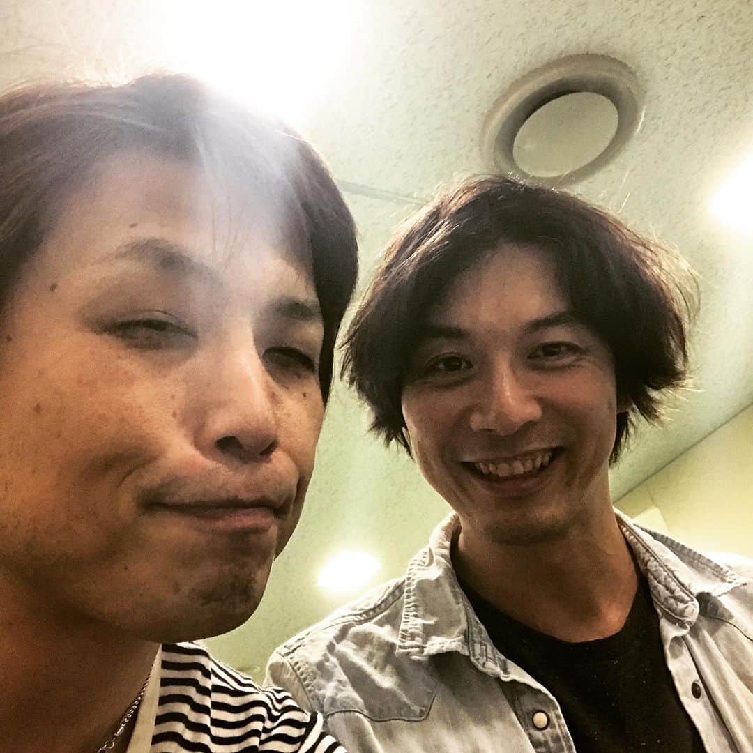 ただすけのインスタグラム：「今日は色んな人が聴きに来てくれました。 とりま、たいちくんとパシャリ。 #アルフィー」
