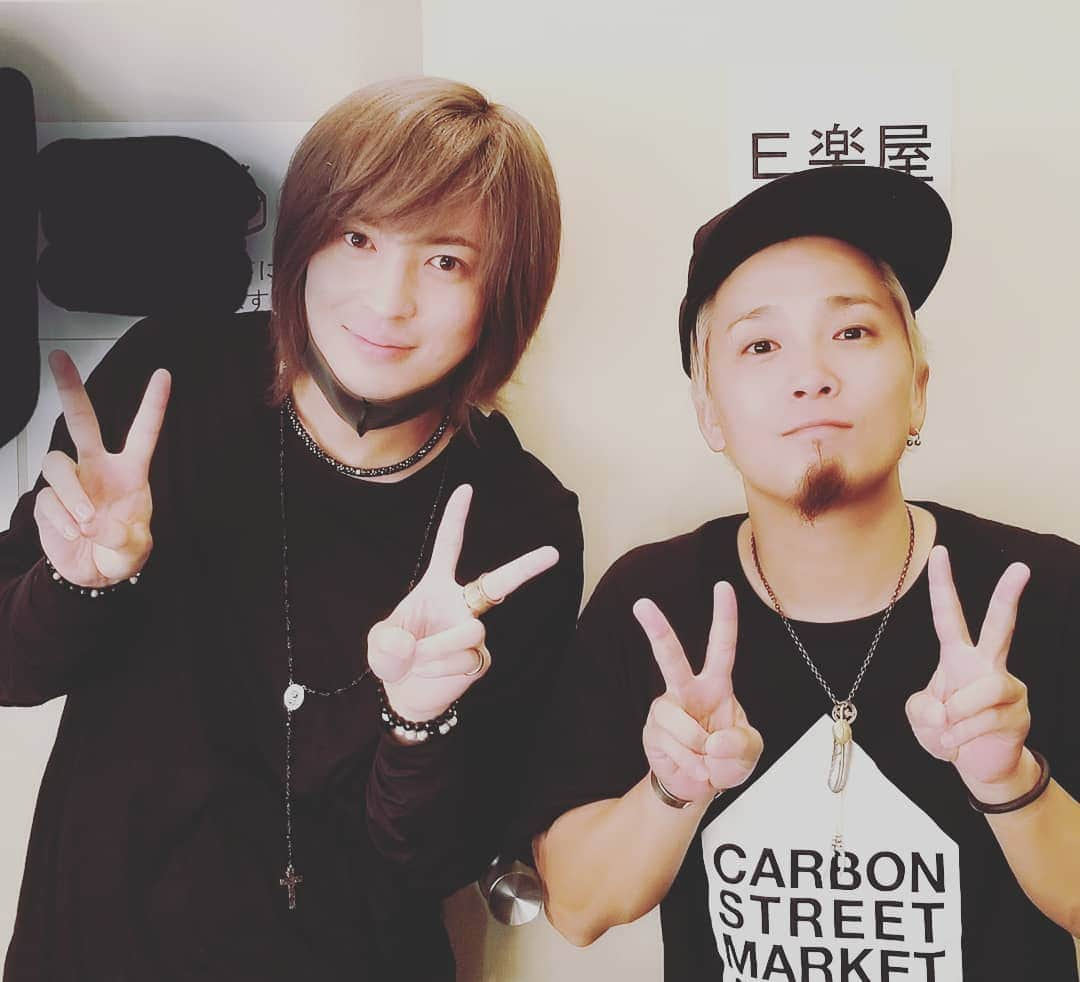 斉藤秀翼さんのインスタグラム写真 - (斉藤秀翼Instagram)「ASH DA HERO ＆ 175Rのツーマン観てきました！ アツく、激しく、 かなり良いイベントでした！！ しょん兄こと、175Rのボーカル、SHOGOさんと〜！ ASHさん、Satoさんとは話しはしたものの、 写真は撮りそびれました〜。 ハッピーライフ！！！ #ashdahero #175r #connect #おもむろ #堪能 #ハッピーライフ #east #渋谷 #Shibuya #Live #バンド #band」5月25日 22時04分 - syuusuke.s