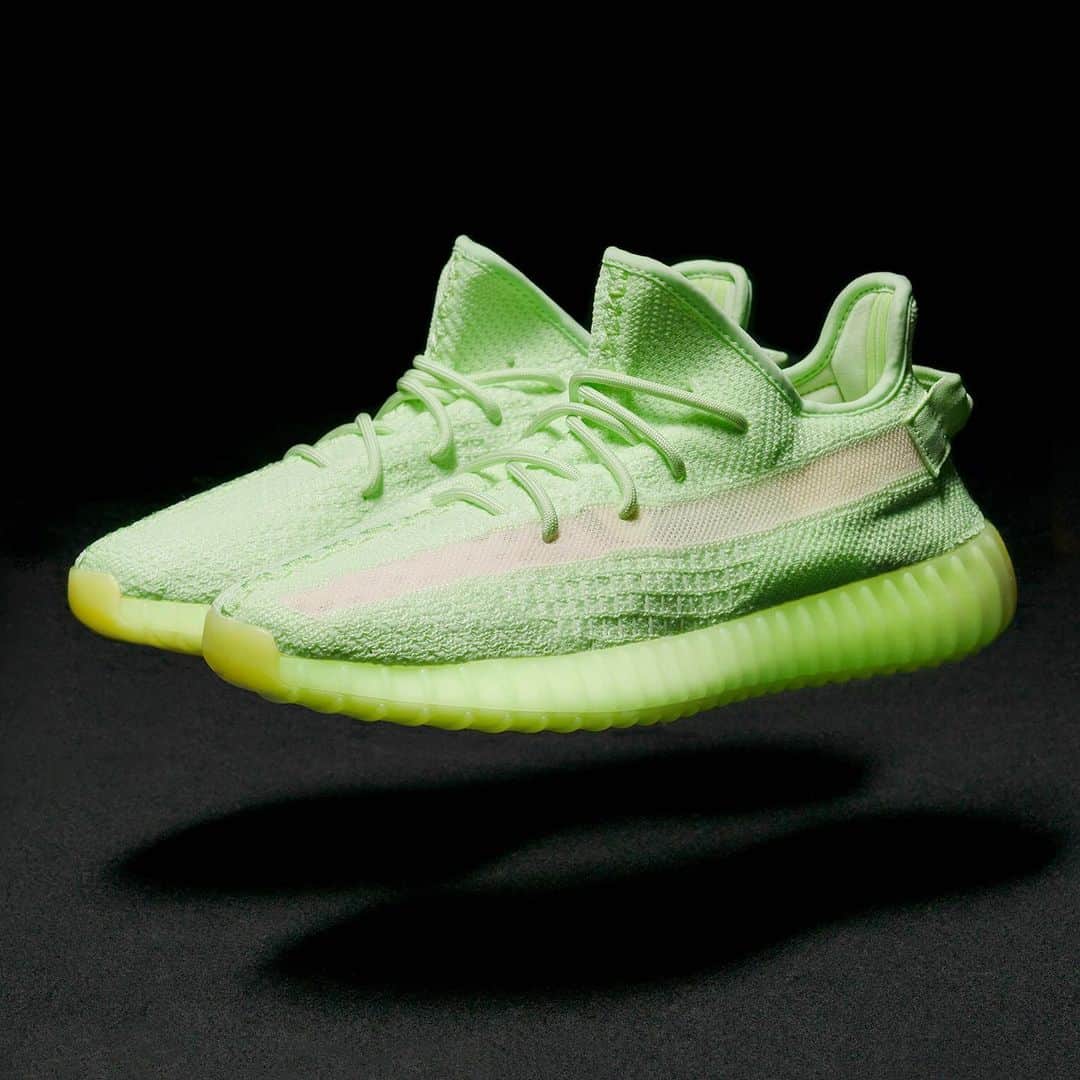 Sneaker Newsさんのインスタグラム写真 - (Sneaker NewsInstagram)「The adidas Yeezy Boost 350 V2 is releasing today. An update store list with online releases is now on SneakerNews.com」5月25日 22時09分 - sneakernews