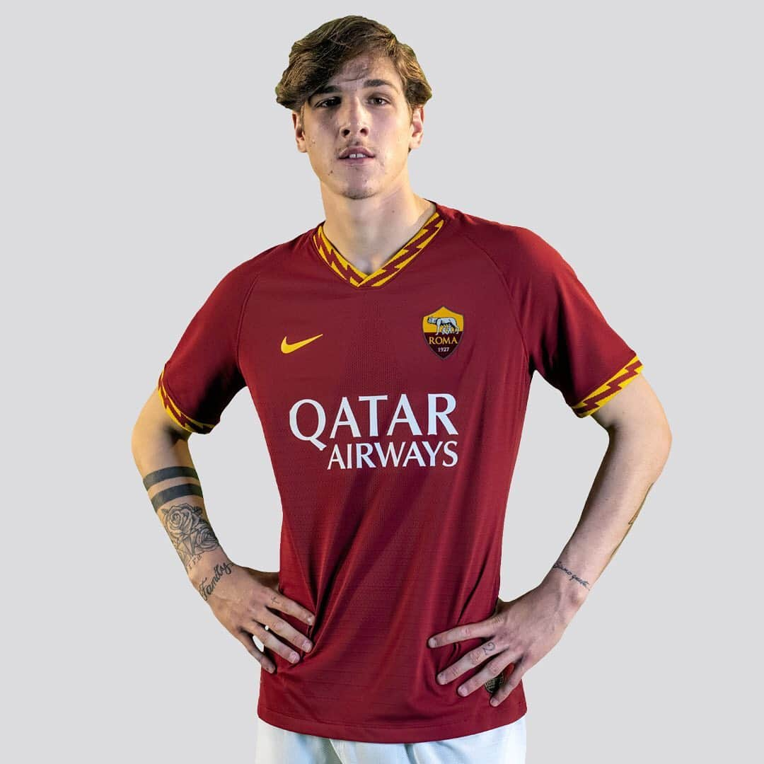 ASローマさんのインスタグラム写真 - (ASローマInstagram)「We will be wearing the 🆕 #ASRoma 🏡 kit for the first time tomorrow 🆚 Parma! 💛❤️」5月25日 22時19分 - officialasroma