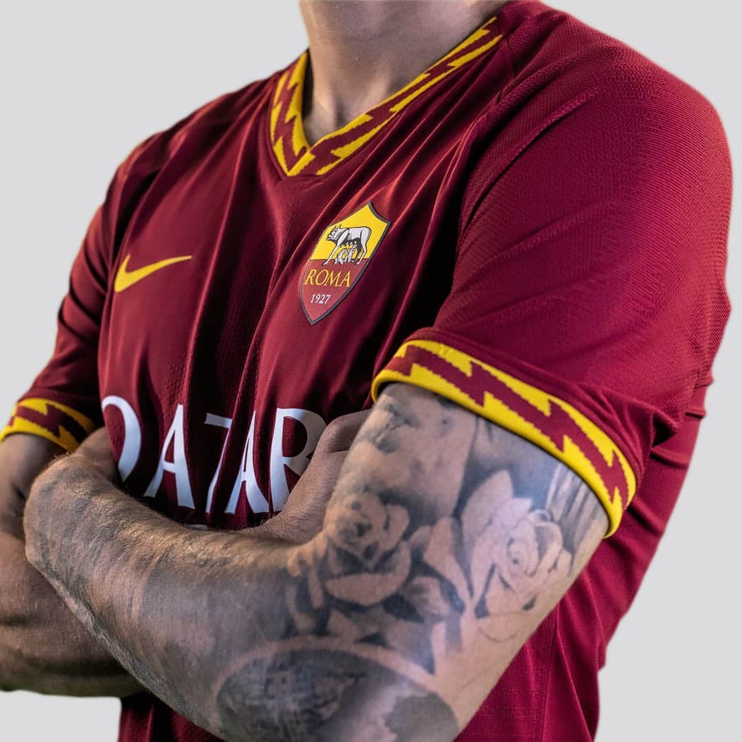 ASローマさんのインスタグラム写真 - (ASローマInstagram)「We will be wearing the 🆕 #ASRoma 🏡 kit for the first time tomorrow 🆚 Parma! 💛❤️」5月25日 22時19分 - officialasroma