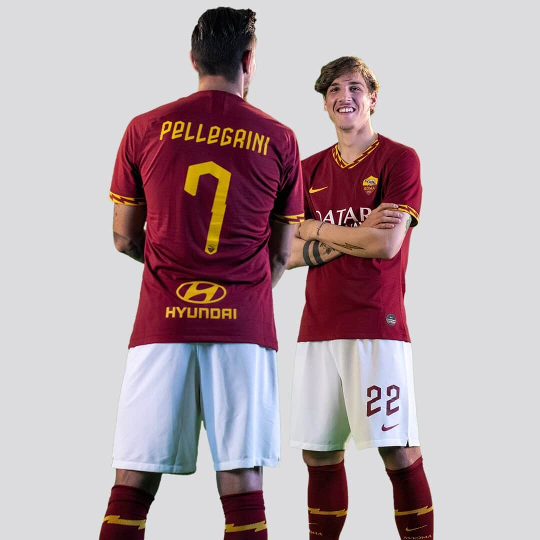 ASローマさんのインスタグラム写真 - (ASローマInstagram)「We will be wearing the 🆕 #ASRoma 🏡 kit for the first time tomorrow 🆚 Parma! 💛❤️」5月25日 22時19分 - officialasroma