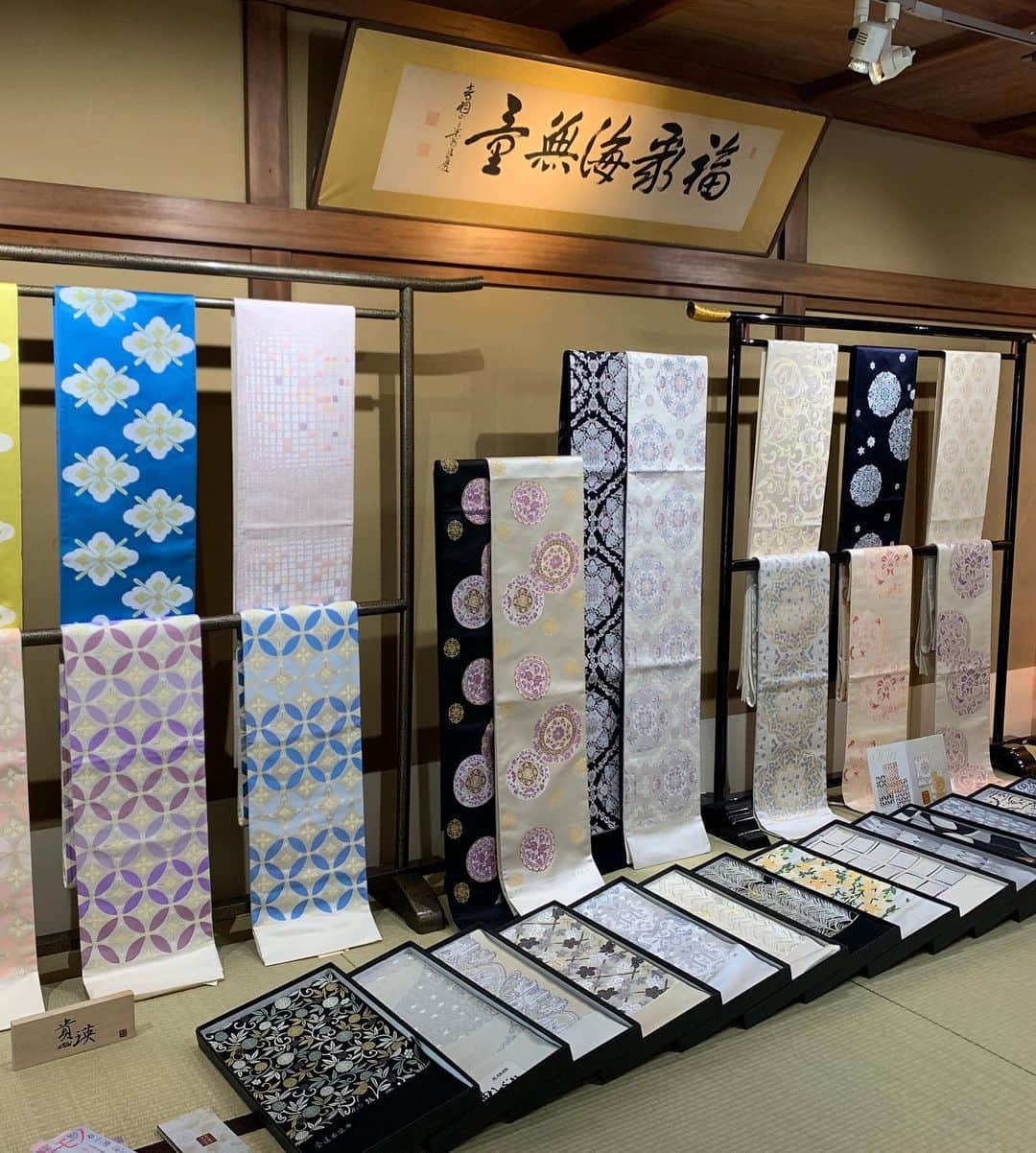 牛窪万里子さんのインスタグラム写真 - (牛窪万里子Instagram)「京都では老舗の西陣織メーカーである岡文織物の本社にて、「貴瑛」ブランドを立ち上げた友人の荒井弥栄さんのセミナーに参加しました。  本社屋の『榎邸(えのきてい)』は明治後期の町屋建築で京都市指定文化財となっています。  この貴重な建物の中でも皇室の方が泊まられた広間にてセミナーが開催されました。  詳しくは改めてお知らせします♬  #京都 #岡文織物 #西陣織 #着物 #着物好き  #着物女子  #着物コーディネート  #美しいキモノ  #おしゃれさんと繋がりたい  #kyoto  #kimono  #kimonostyle  #instajapan  @yae.arai.0305_loveprince @utsukushiikimono」5月25日 22時12分 - mariko_ushikubo