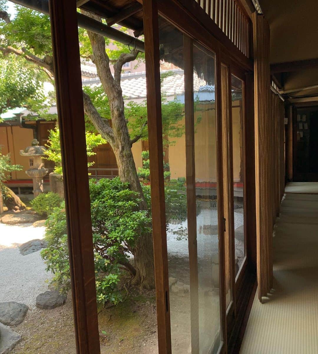 牛窪万里子さんのインスタグラム写真 - (牛窪万里子Instagram)「京都では老舗の西陣織メーカーである岡文織物の本社にて、「貴瑛」ブランドを立ち上げた友人の荒井弥栄さんのセミナーに参加しました。  本社屋の『榎邸(えのきてい)』は明治後期の町屋建築で京都市指定文化財となっています。  この貴重な建物の中でも皇室の方が泊まられた広間にてセミナーが開催されました。  詳しくは改めてお知らせします♬  #京都 #岡文織物 #西陣織 #着物 #着物好き  #着物女子  #着物コーディネート  #美しいキモノ  #おしゃれさんと繋がりたい  #kyoto  #kimono  #kimonostyle  #instajapan  @yae.arai.0305_loveprince @utsukushiikimono」5月25日 22時12分 - mariko_ushikubo