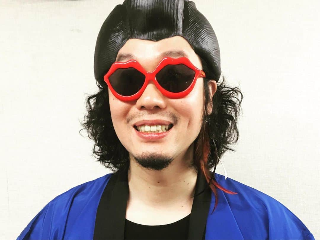 石毛輝さんのインスタグラム写真 - (石毛輝Instagram)「四星球ツアー名古屋ダイアモンドホールありがとうございました！ いやー楽しすぎたなー。 めちゃくちゃ気持ちよくライブ出来たし、新しい試みの曲繋ぎもイカしてたと思う！ セットリストの可能性を感じました。 . 四星球のライブもめちゃくちゃ良かったなー！ツアーの長尺だからこそ良さが分かるライブだった！ 笑いながら泣けて感動できるライブ出来るバンドなんてそうそういないよなー。 . 名古屋には9月にトレジャー、10月にツアーで行くのでまた遊びましょうー🕺🏻 名古屋ラブだぜー！ . #thetelephones  #四星球  #1枚目の写真は前代未聞の前日打ち上げの様子 #4枚目の写真は涼平が誕生日プレゼントしてくれた唇サングラス置き  #5枚目のナイス笑顔やすおくんと6枚目のコウメ石毛 #四星球とは来週末またフェスで一緒 #めっちゃ嬉しい😂」5月25日 22時16分 - akiraishige