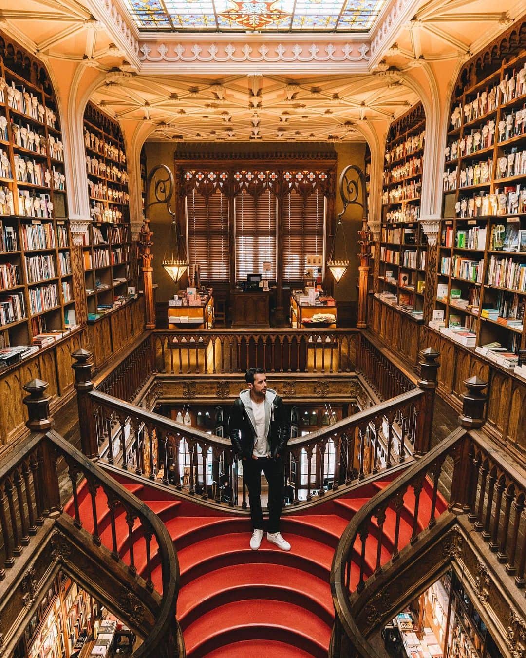 Sezgin YILMAZのインスタグラム：「bookworm.. 🤓 en son hangi kitabı okudunuz bakalım?」