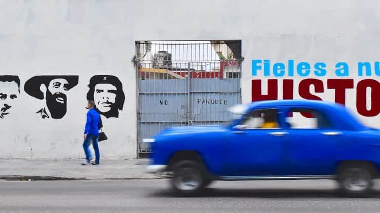 mikanoguchiのインスタグラム：「#tb 03.2017: Cuba🇨🇺 Where American classic cars still run in the city.  What I saw in this country were so special and the best memories in my life. I can still remember the scenery as if it all happened just yesterday.  キューバ (2017.03)。 着いたその日から、50年代以前のアメ車が今でも当たり前のように街中を走っている様子に圧倒される。 全てが刺激的で、鮮烈で、今でも昨日見た景色のように思い出すことが出来る。とびっきり特別な思い出をくれた、そんな国です。 . #cuba#cubatravel#visitcuba#explorecuba#ig_cuba#cuba2day#havana#nikond5500#キューバ#キューバ旅行#たびノグ」