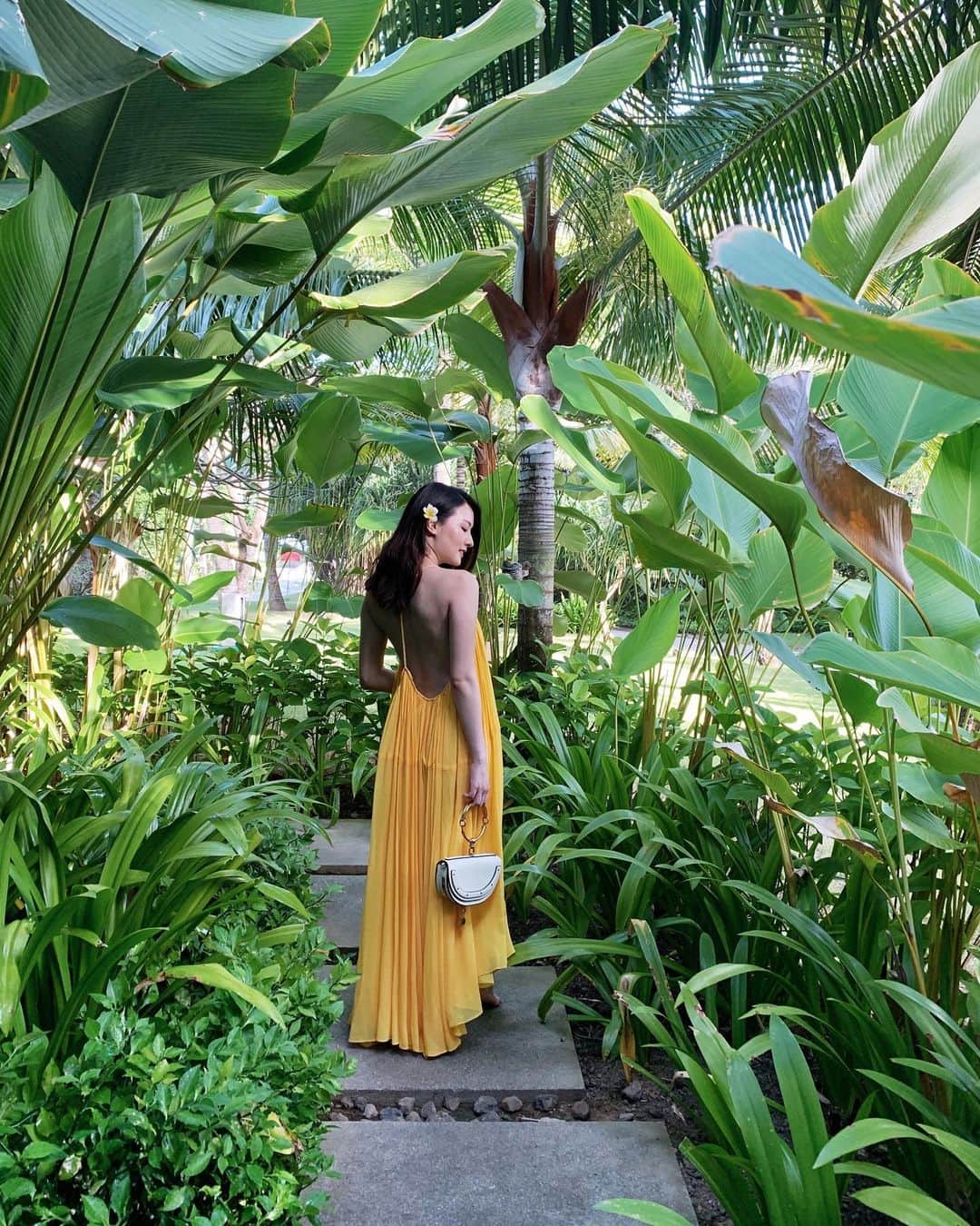 チェン・ユアンさんのインスタグラム写真 - (チェン・ユアンInstagram)「想要在一堆草叢裡拍照想很久 🍃🌾 沒想到住的Villa外就要經過一堆草  這次去峇里島租了好多度假風的精品衣服，平時不敢穿的浮誇造型 這次大解放一下🤣  @chloe @cloudsetofficial」5月25日 22時22分 - katie_chennn