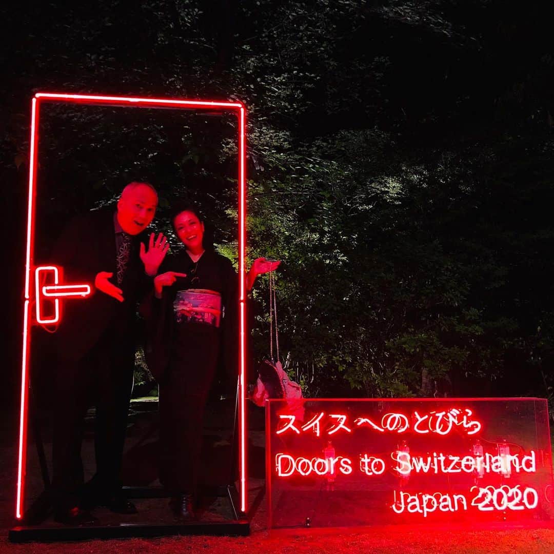 池田有希子のインスタグラム：「先日のスイス大使公邸でのパーティで、スイス有数リゾートホテルの魅力を強力プッシュなさっている中でInterlakenというリゾート地がある事を初めて知りました！私アメリカのInterlochenという町の学校を卒業したんです！と大使にお伝えするとInterlakenはbetween the lakes の意味だと教えて下さいました。  でね…、そこで私、自分の高校の名前のlochも湖のことじゃん！と今更気づいたんです…。スコットランド語で湖じゃん…。ネス湖ってLoch Nessじゃん…。高校はミシガンなんだから五大湖に囲まれてるじゃん…。私、てっきり山なのか地層なのかがinterlockして出来た地、みたいな意味かと勘違いしてた…。おまがー。  #inlovewithswitzerland #swissdeluxehotels #lafonduetokyo」