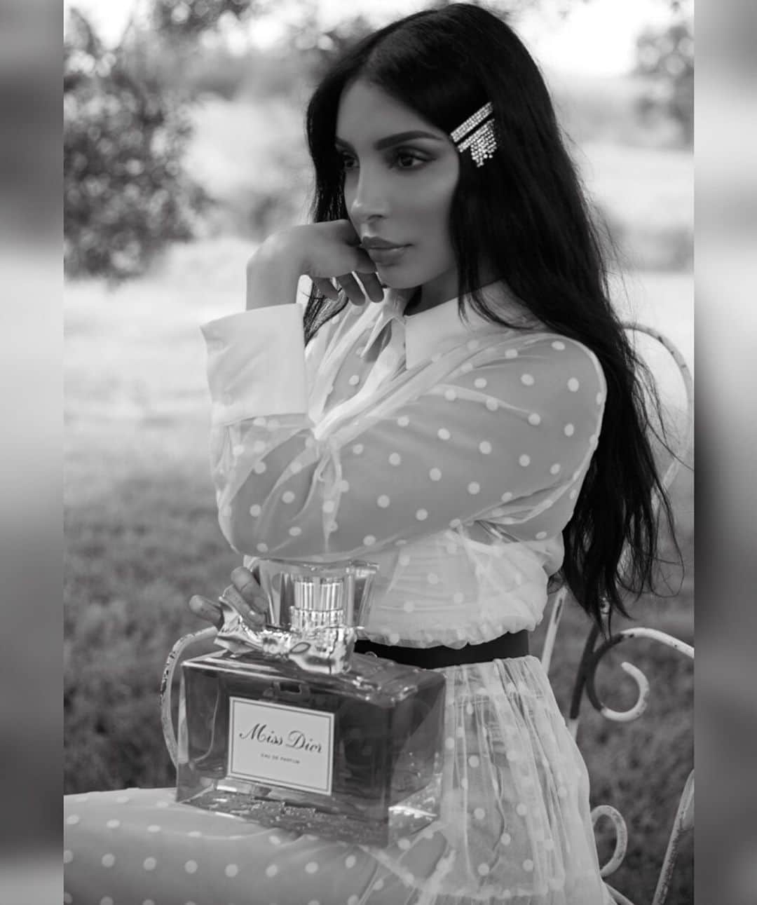 sananasのインスタグラム：「Rosa centifolia 🌸 Également appelée rose de Mai car la récolte se fait uniquement de fin avril à début juin. C’est la rose utilisée pour le parfum Miss Dior 🌺  Qui porte ce parfum ? 😄 . #RoseDeMai #RoseCentifolia #MissDior #DiorParfums #Grasse #shooting」