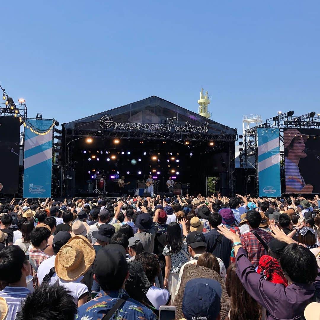 のインスタグラム：「#greenroomfestival DAY1#yogeenewwaves 最高の環境とバイヴスの中めちゃくちゃ良い感じでやれました！ ありがとうございました！ 楽屋でふざけてる写真と、 ライブに遊びに来てくれてた兄家族の家で甥っ子姪っ子とゲームでボコボコにされてる写真もあげておきます！ 超可愛いから見てね❤️ 明日は#YSIG で14:55〜です！ お楽しみに！」