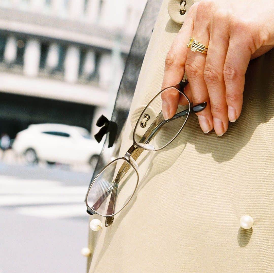 Zoff Officialのインスタグラム：「ULTRA LIGHT TR / ZJ191021_63A1 Model @hys__maki  スクエア型のメガネは、すっきりとした印象を与えてくれます。あらゆるコーデにマッチする淡いカラーは、ラフなスタイルにも、仕事でしっかり決めたい日にもオススメ。  #Zoff #FASION #eyewearstyle #メガネ #ゾフ女子 #Zoffコーデ #銀座コア店 #銀座マロニエゲート店 #銀座 #東京 #tokyo」